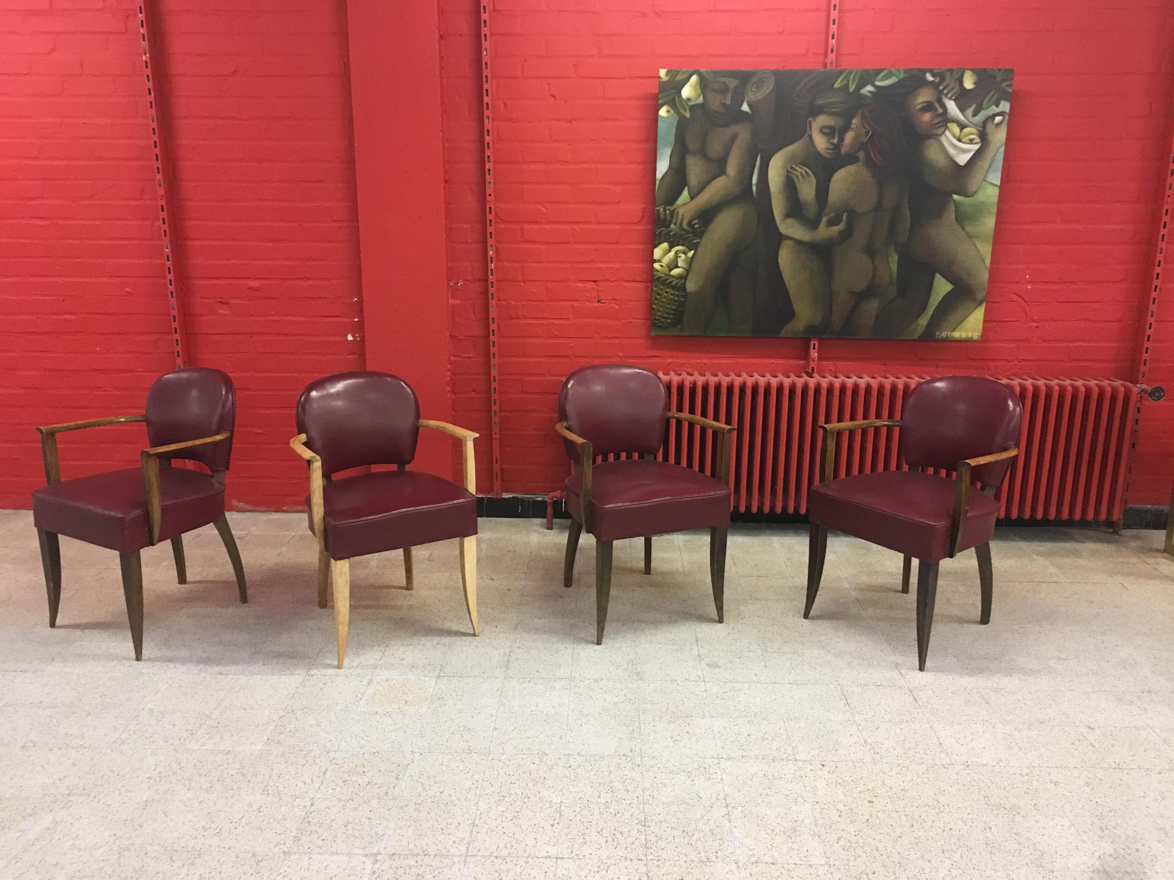 4 fauteuils Art déco dans le style de Jules Leleu, vers 1930-1940
fauteuil en hêtre dont 1 a été partiellement dépouillé.
Dossier et assise recouverts de similicuir, en bon état, mais avec quelques petits défauts.