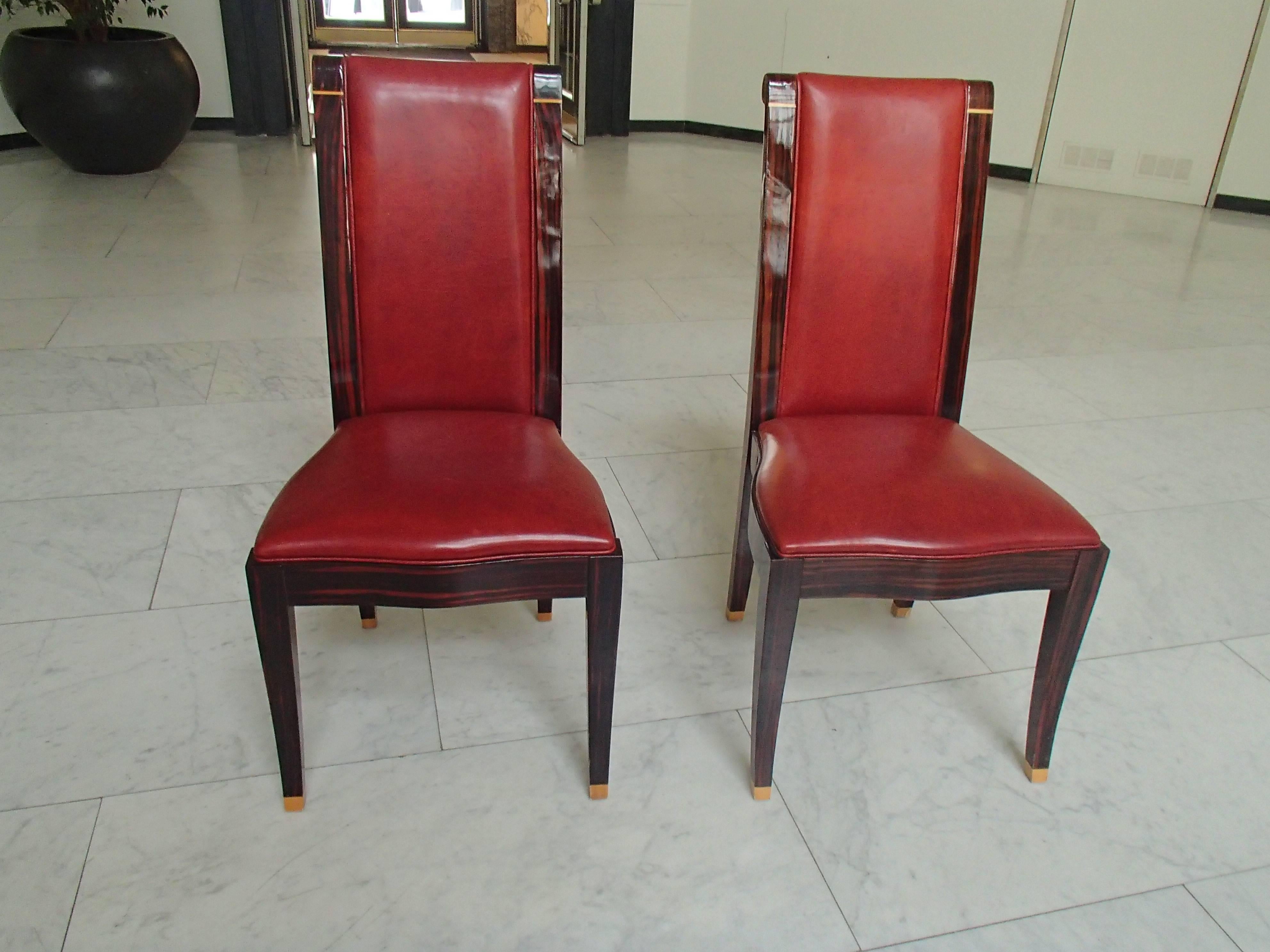 Four Art Deco dining chairs ebene de Macassar and red leather.