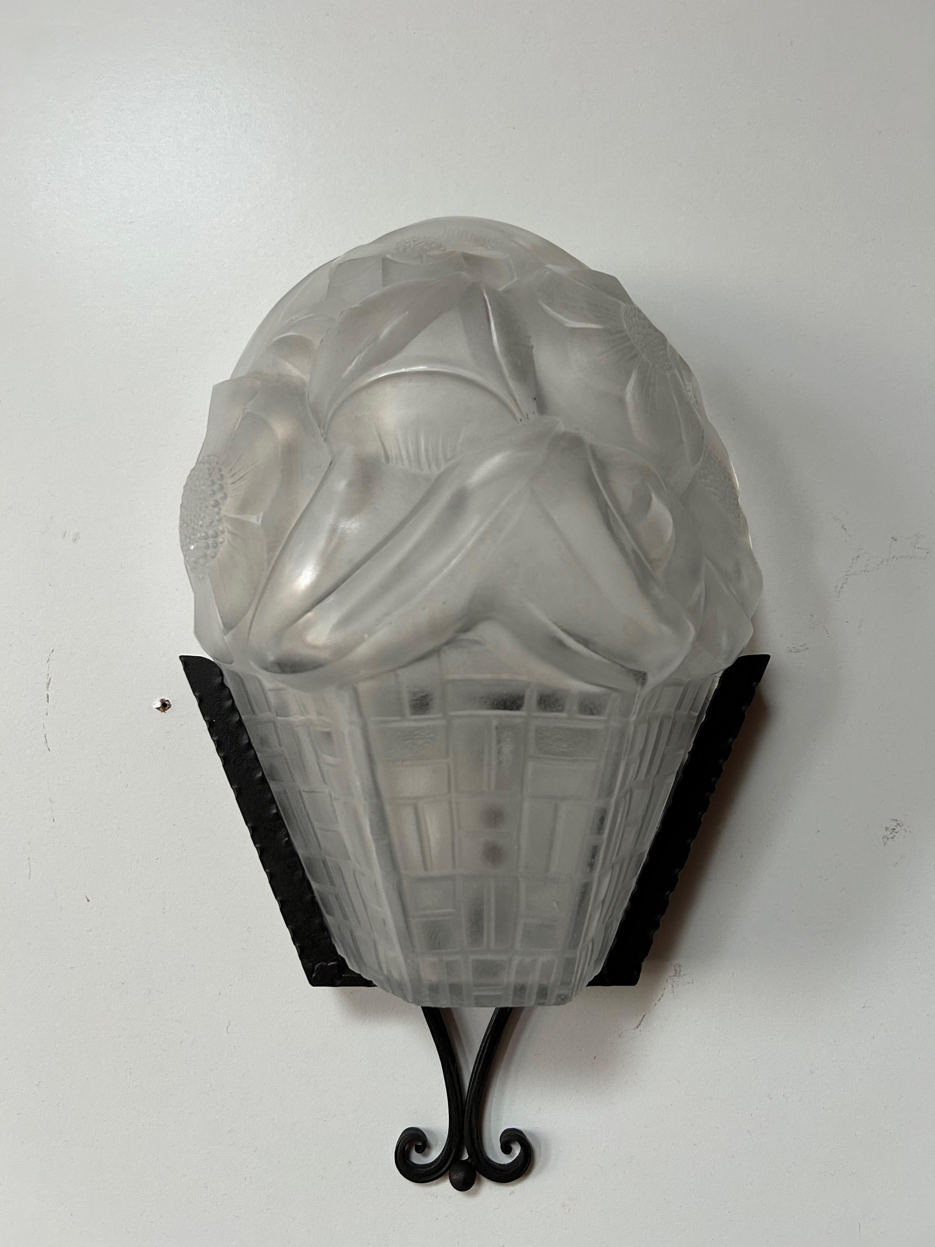 Ensemble de quatre appliques Art Deco, vers 1930.
Modèle de panier à fleurs, en verre moulé pressé.
Les appliques en verre sont signées Hubens, avec la marque et le numéro 