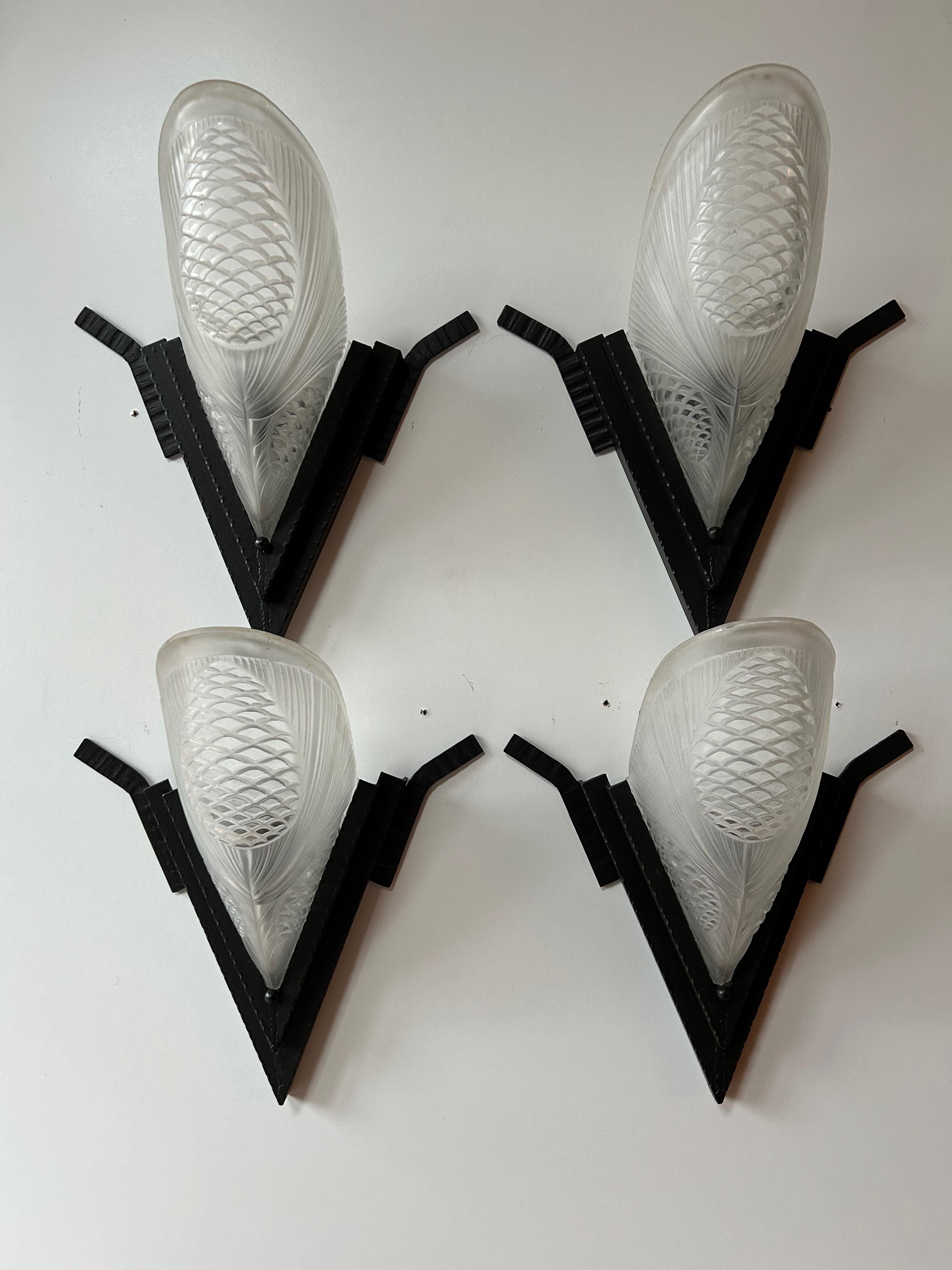 

Suite of 4 art deco wall lights circa 1930.
The frames are wrought iron with a black patina.
Molded glassware with pine cone decoration made by SEVB
(Bagneaux Glassworks Operating Company,
Paris France, late 1920s/1930s.)
In perfect condition,