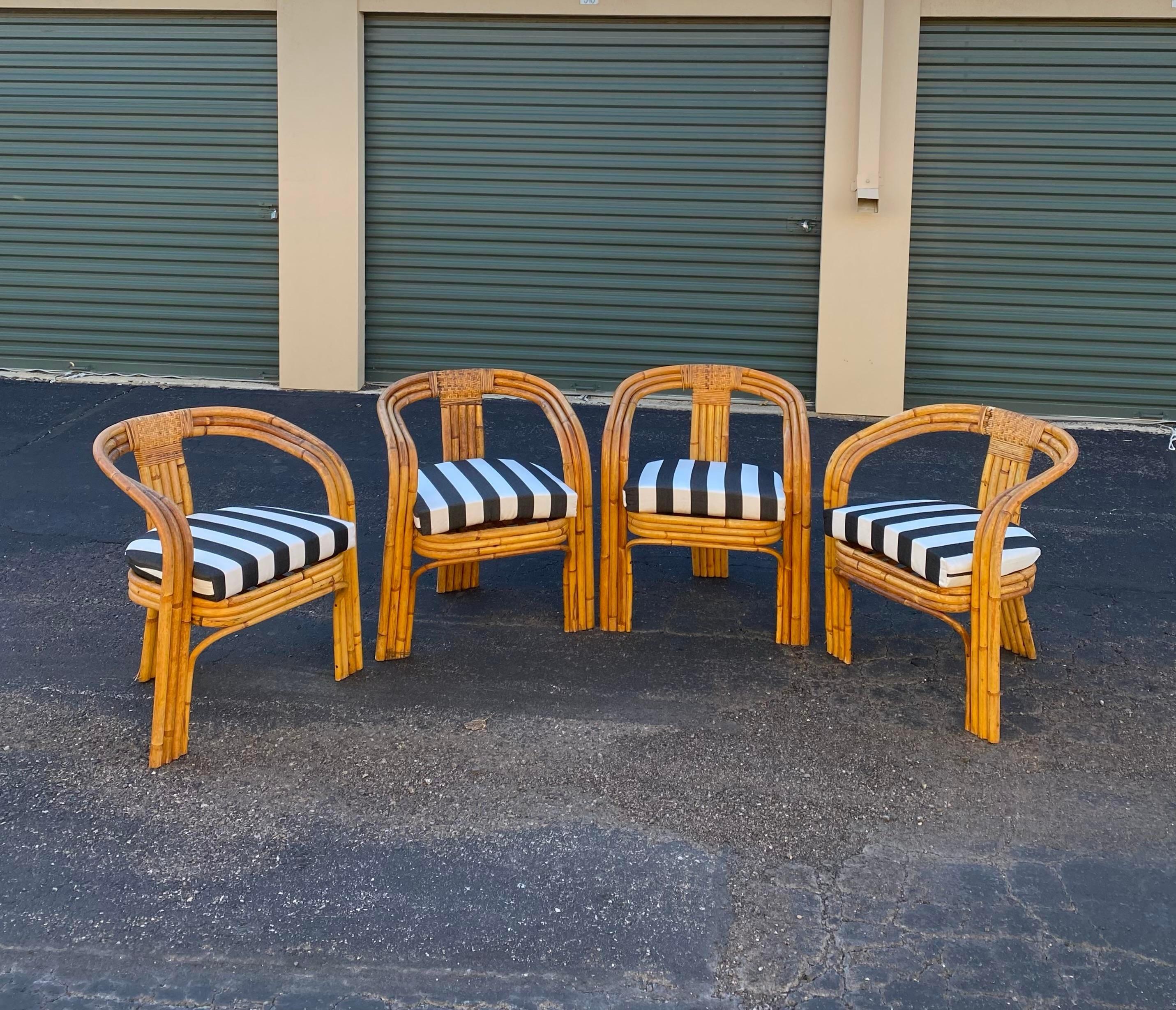 Fauteuils en rotin courbé à trois pieds, rares sur le marché. Les coussins à rayures cabana noires et blanches sont neufs et inclus. 

Conçus à la manière d'Axel Enthoven, ils ont un aspect et un toucher similaires.

27 