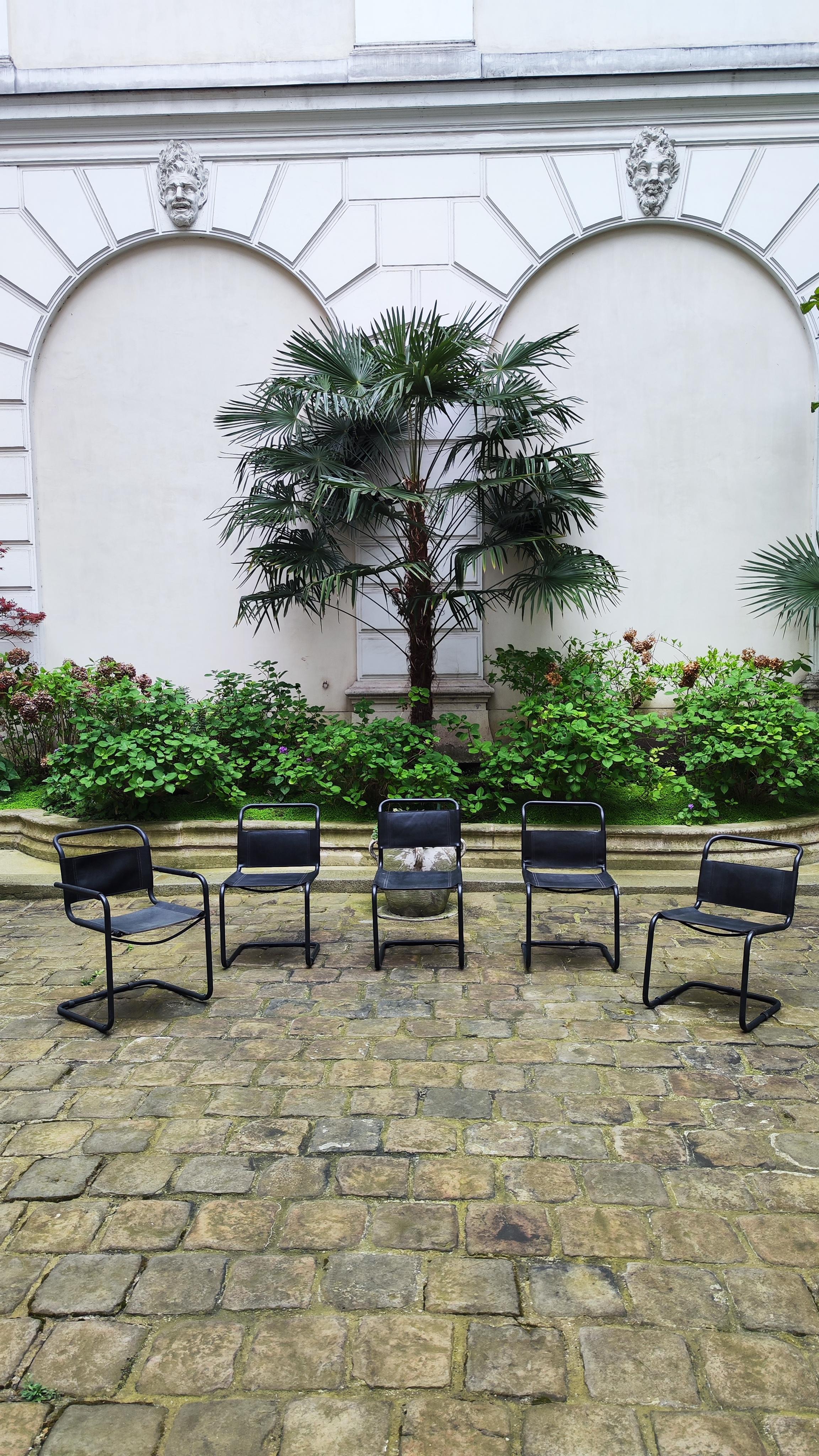 Vintage set of 4 chairs and an 1 armchair.
.
The tubular structure is black which is quite rare.
.
Mart Stam, 80s in vintage condition, Cantilever.
.
One of the chairs is smaller because it is a child's model.
.
Rare to have such a