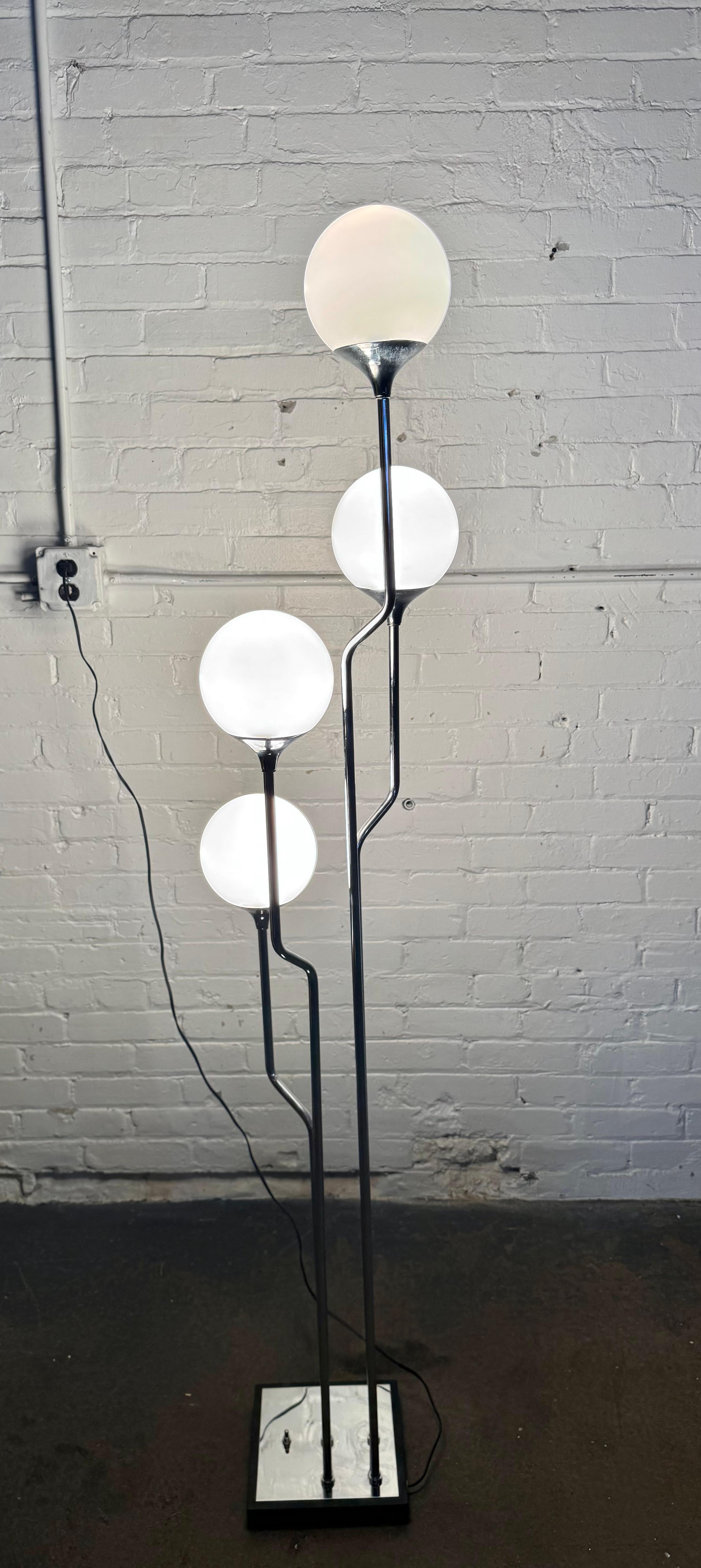 Lampadaire à 4 boules de Goffredo Reggiani pour Reggiani Illuminazione, Italie, 1970 Bon état - En vente à Buffalo, NY