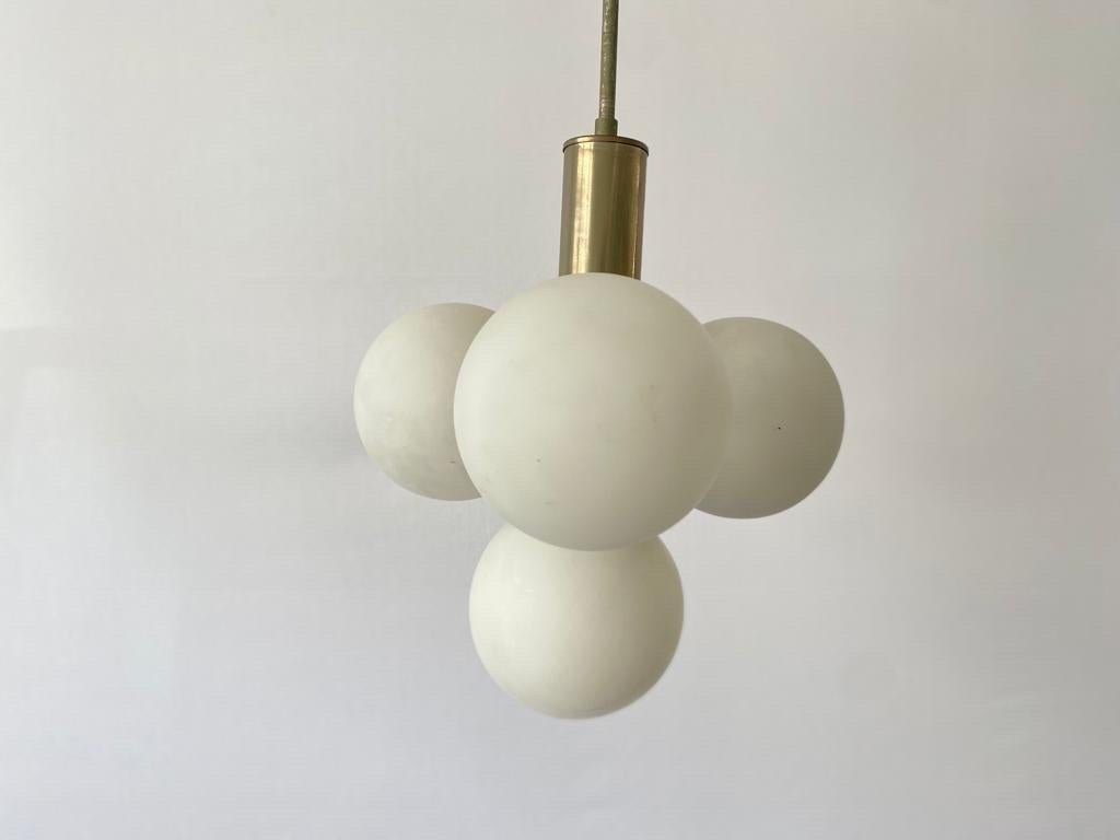Lampada da soffitto a 4 sfere in vetro, anni '70, Germania

Il paralume è in buone condizioni e molto pulito. 
Questa lampada funziona con 4 lampadine E14. 
Cablato e adatto all'uso con 220V e 110V per tutti i paesi.

Misure:
Altezza: 58 cm
Altezza