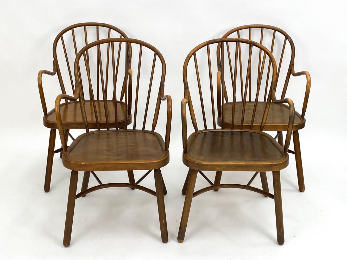 Profitez de l'élégance intemporelle de ces quatre chaises Windsor en hêtre, conçues avec art à la manière de l'illustre Frits Henningsen. Fabriquée avec précision et passion, chaque chaise émane un charme rappelant la modernité du milieu du siècle,