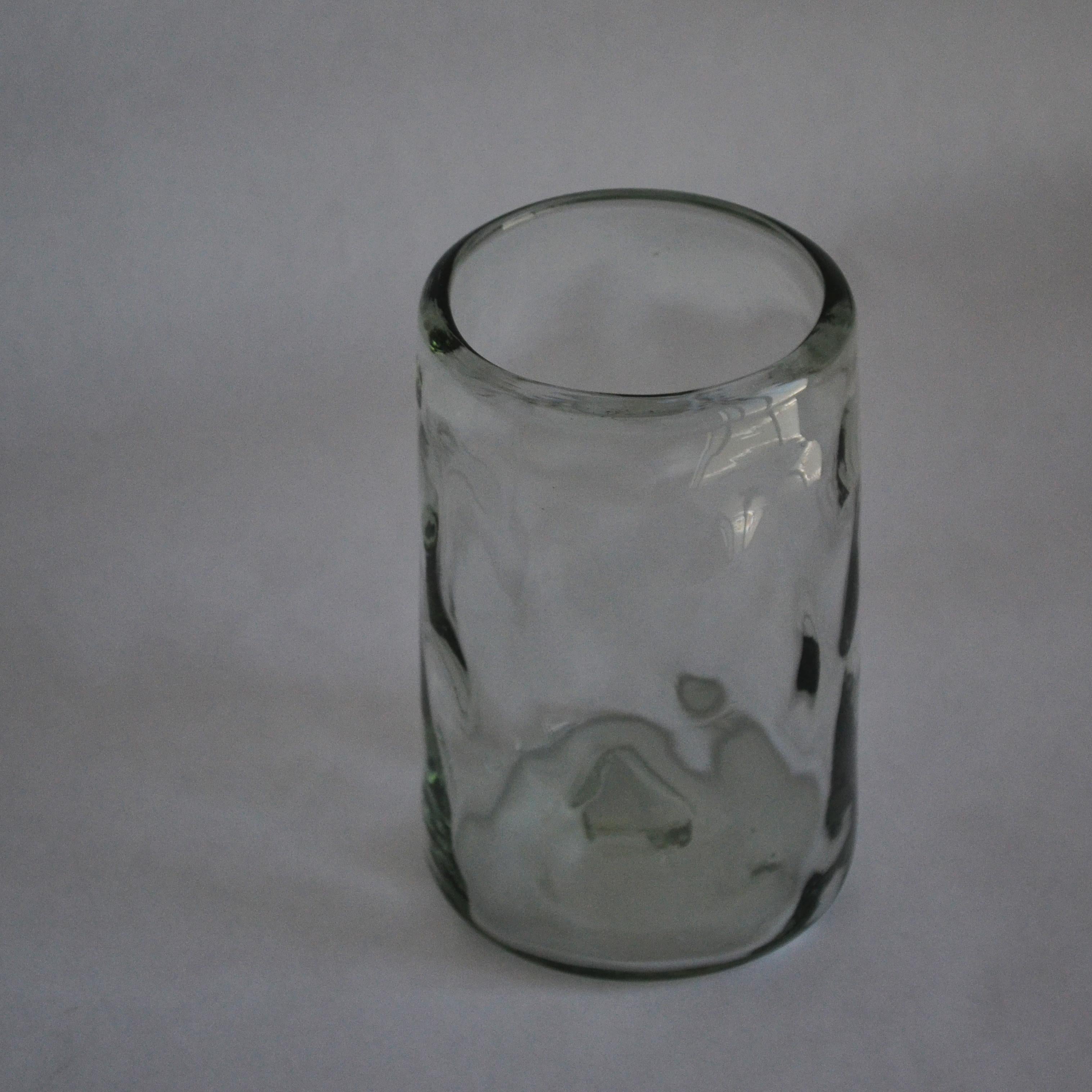 White Lights ist ein Set aus mundgeblasenen, transparenten Gläsern mit einer organischen Form, die von der natürlichen Oberfläche des Landes inspiriert ist.

Nightlights of Mexico City, eine Kollektion klassischer Brillen, inspiriert vom