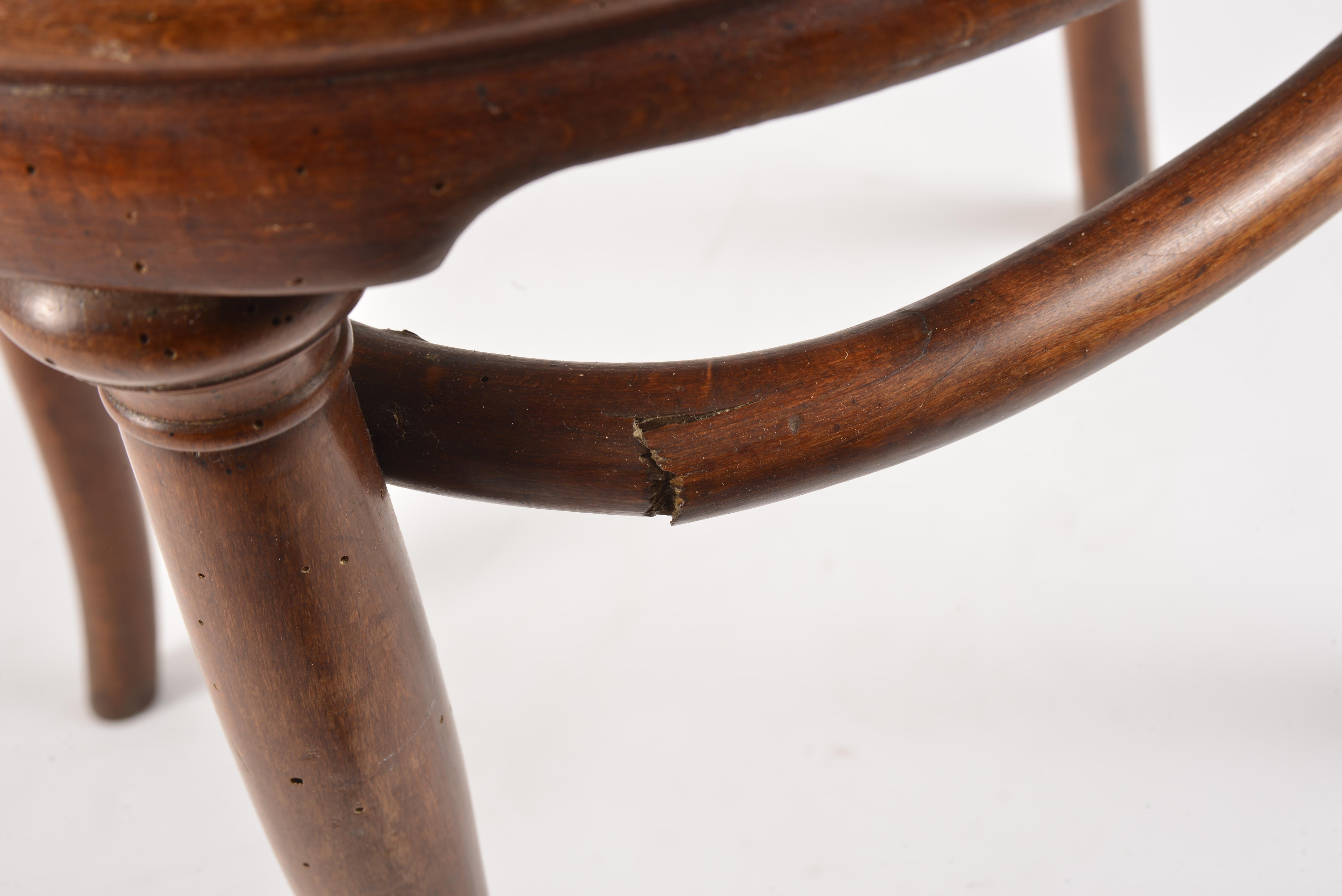 4 bentwood chairs, number 7, published by Thonet at the end of the 19th century. 14