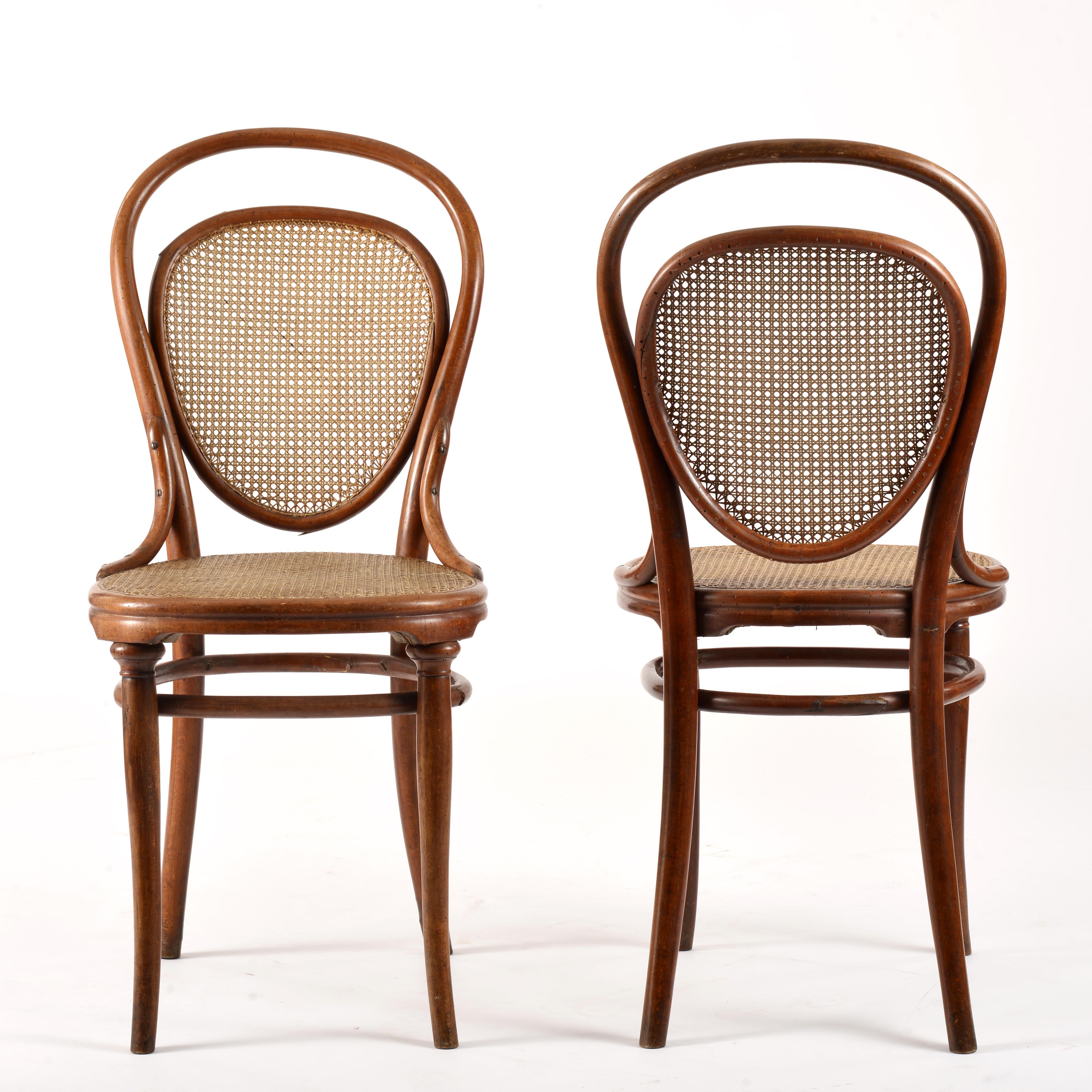 4 bentwood chairs, number 7, published by Thonet at the end of the 19th century. 2