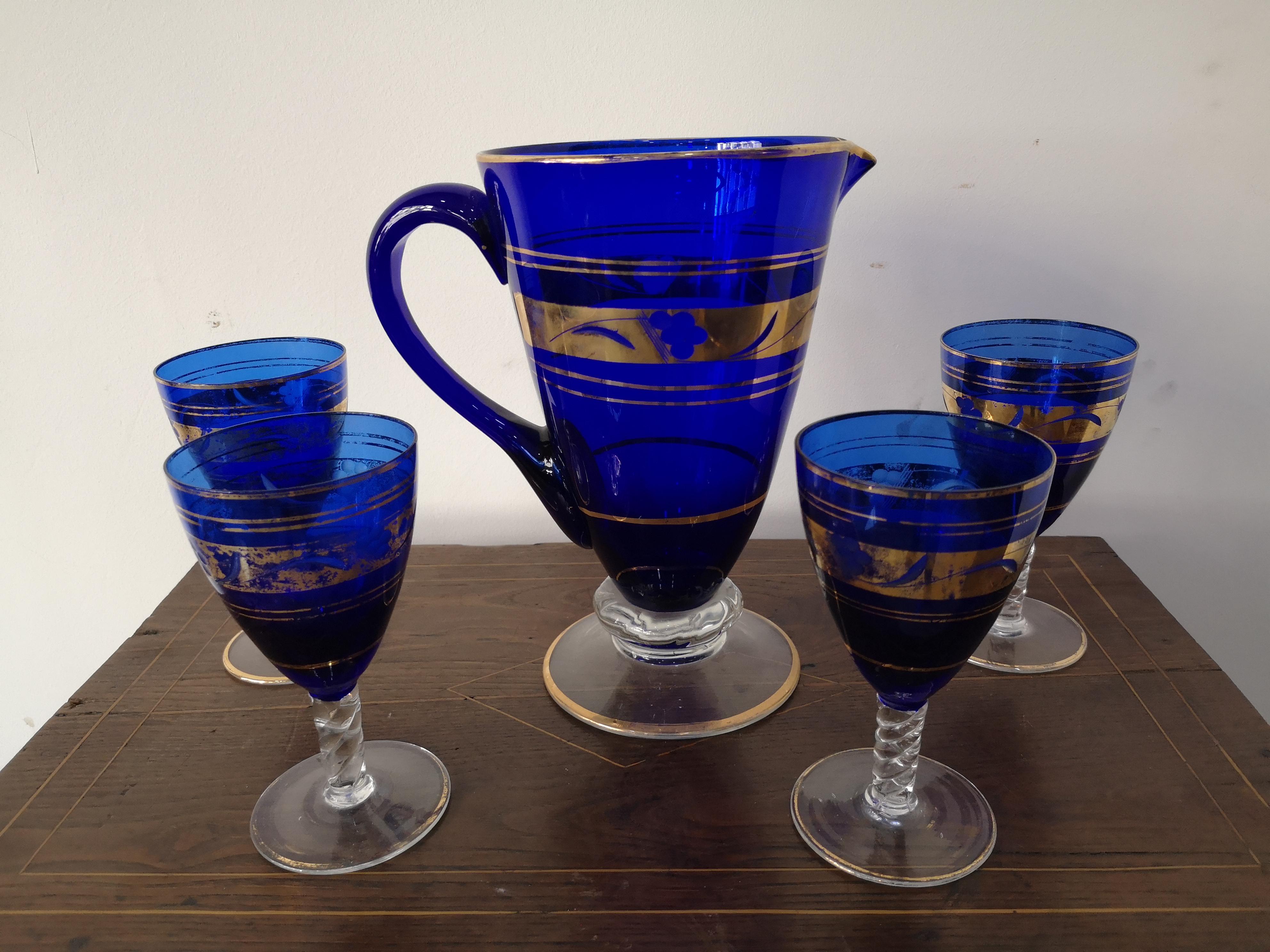 4 Becher und Karaffe aus kobaltblauem und goldenem Muranoglas, Mitte des 19 im Zustand „Gut“ im Angebot in Catania, IT