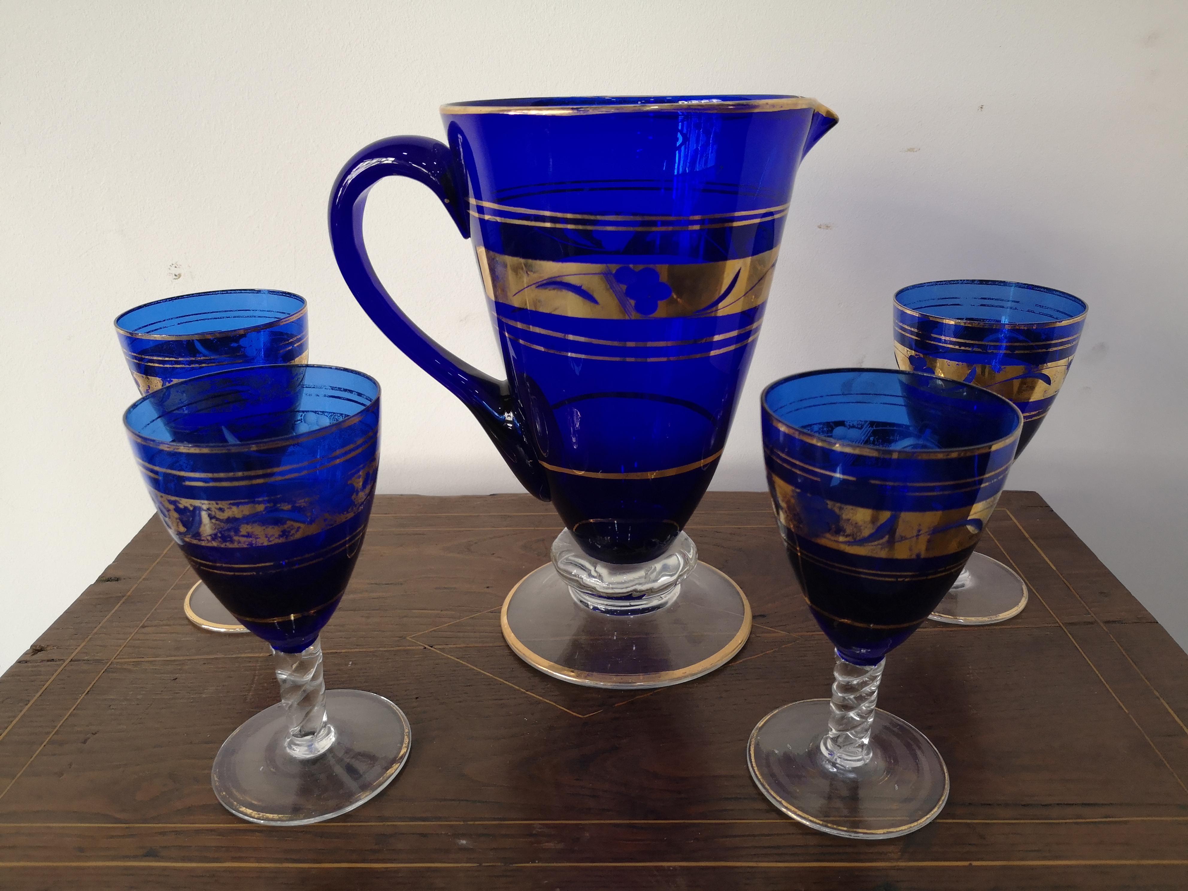 4 Becher und Karaffe aus kobaltblauem und goldenem Muranoglas, Mitte des 19 (19th Century) im Angebot