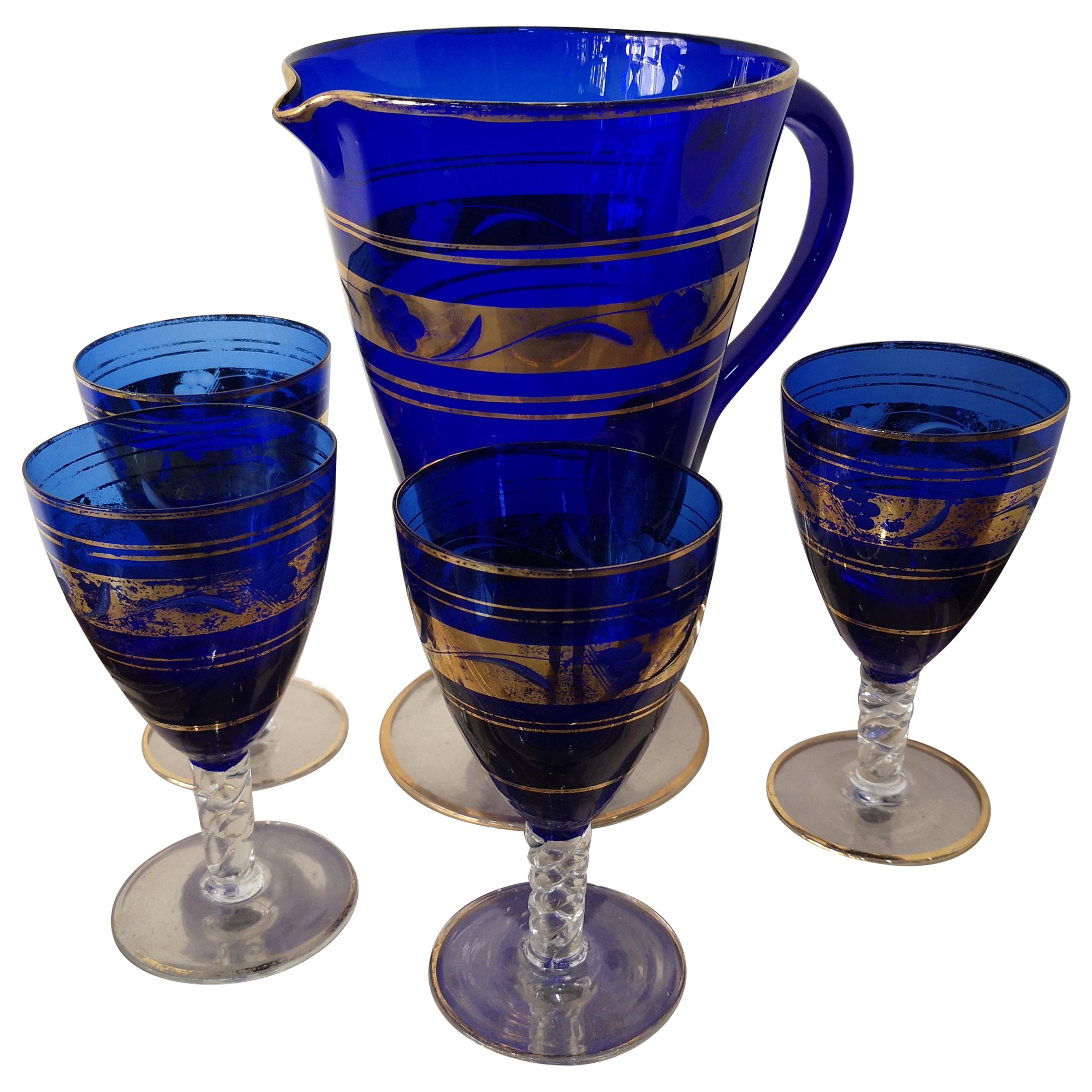 4 Becher und Karaffe aus kobaltblauem und goldenem Muranoglas, Mitte des 19 im Angebot