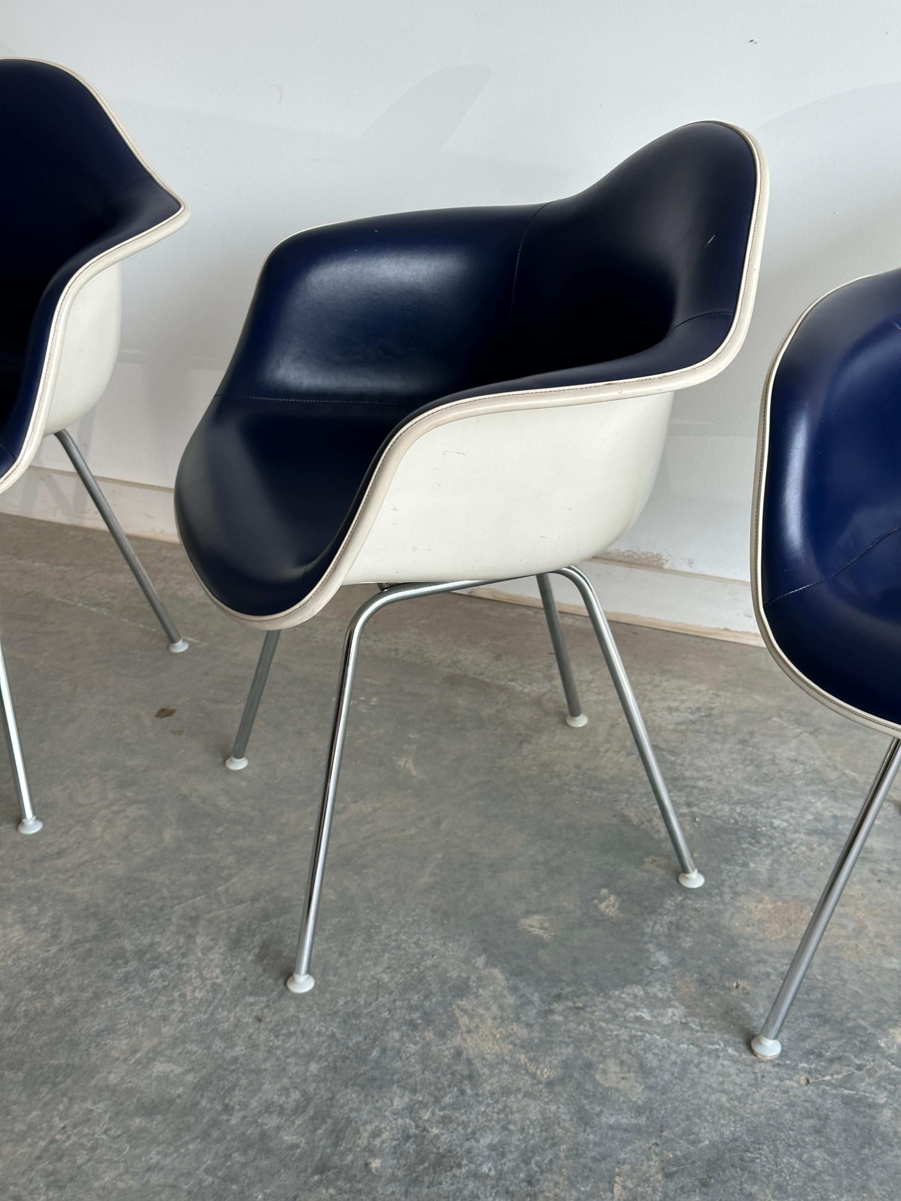 Pelle 4 poltrone Dax in pelle blu con bordo in corda di Charles and Ray Eames per Herman Miller in vendita