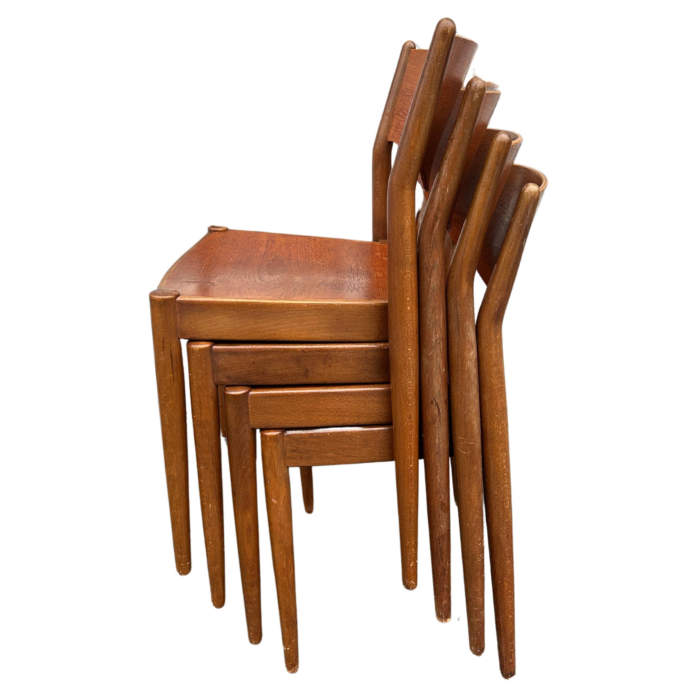 4 chaises de salle à manger empilables en teck de Borge Mogensen pour C.I.C. Madsen. Ensemble de 4 chaises empilables assorties. Tous en bon état vintage étiqueté sur le bas du siège. Fabriqué au Danemark. Situé à Brooklyn NYC.

Vendu comme un