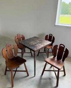 (4) Chaises en chêne de style brutaliste « chalet » (d'après Puydt) + table de jeu Tolix en acier