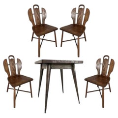 (4) Chaises en chêne de style brutaliste « chalet » (d'après Puydt) + table de jeu Tolix en acier
