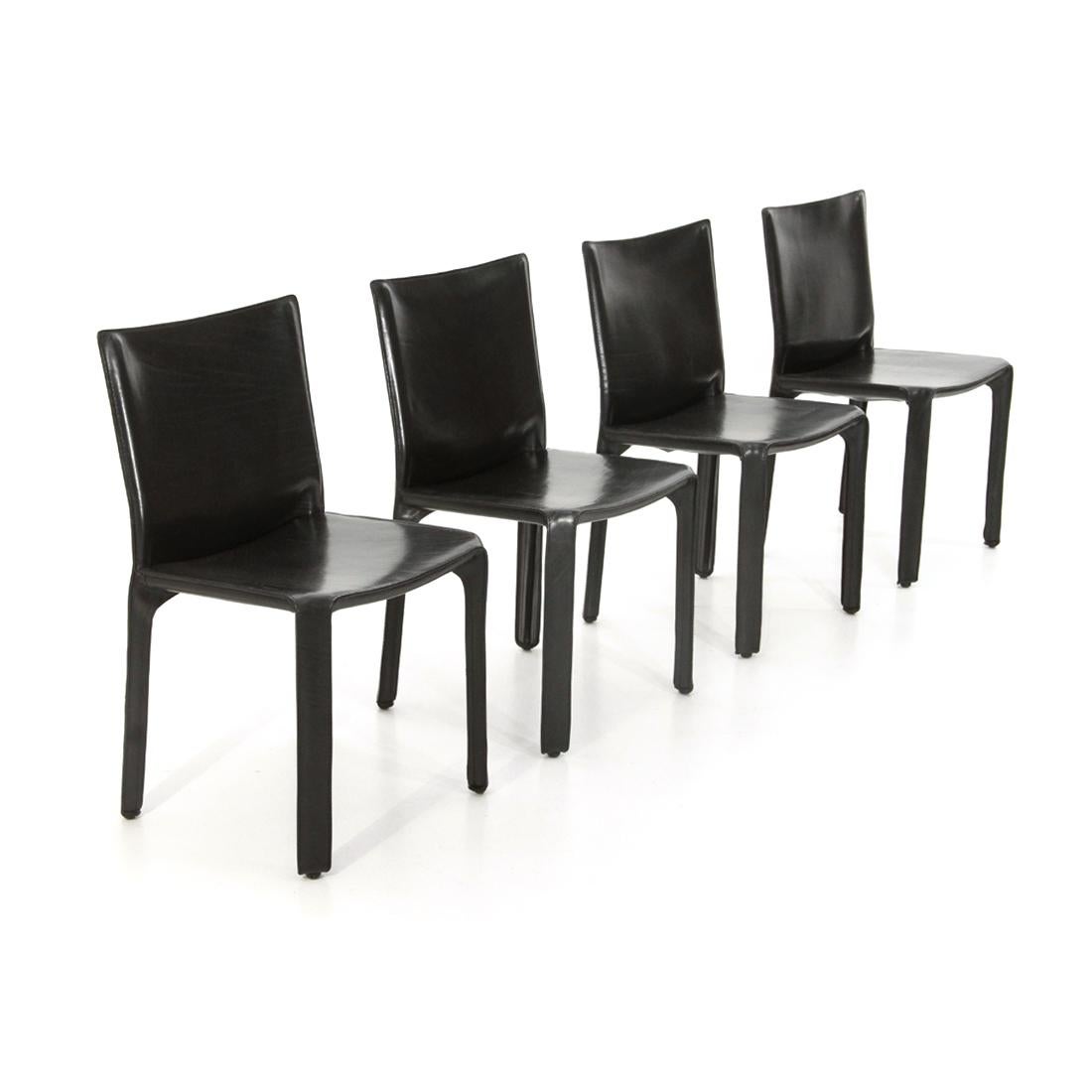 4 chairs produced in the 1970s by Cassina based on a design by Mario Bellini.
Steel skeleton.
Cover in black leather closed by zippers.
Good general condition, some signs due to normal use over time.

Dimensions: Length 48 cm, depth 50 cm,