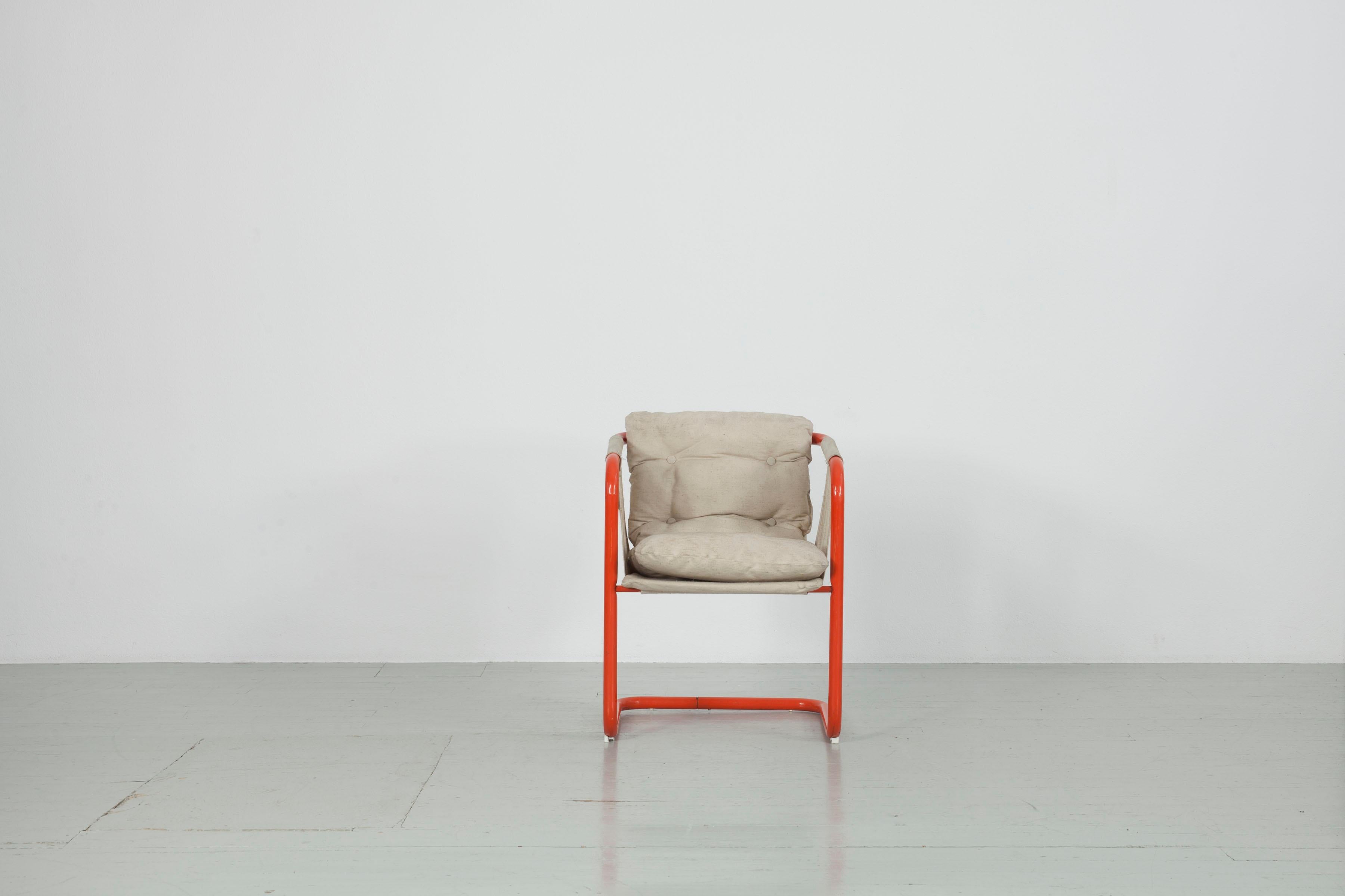 This set of four chairs was made in the style of Gae Aulenti. The light linen upholstery contrasts with the orange tubular steel frame. The fabric shows heavy signs of wear in some places and should be renewed. Otherwise, the chairs are in stable