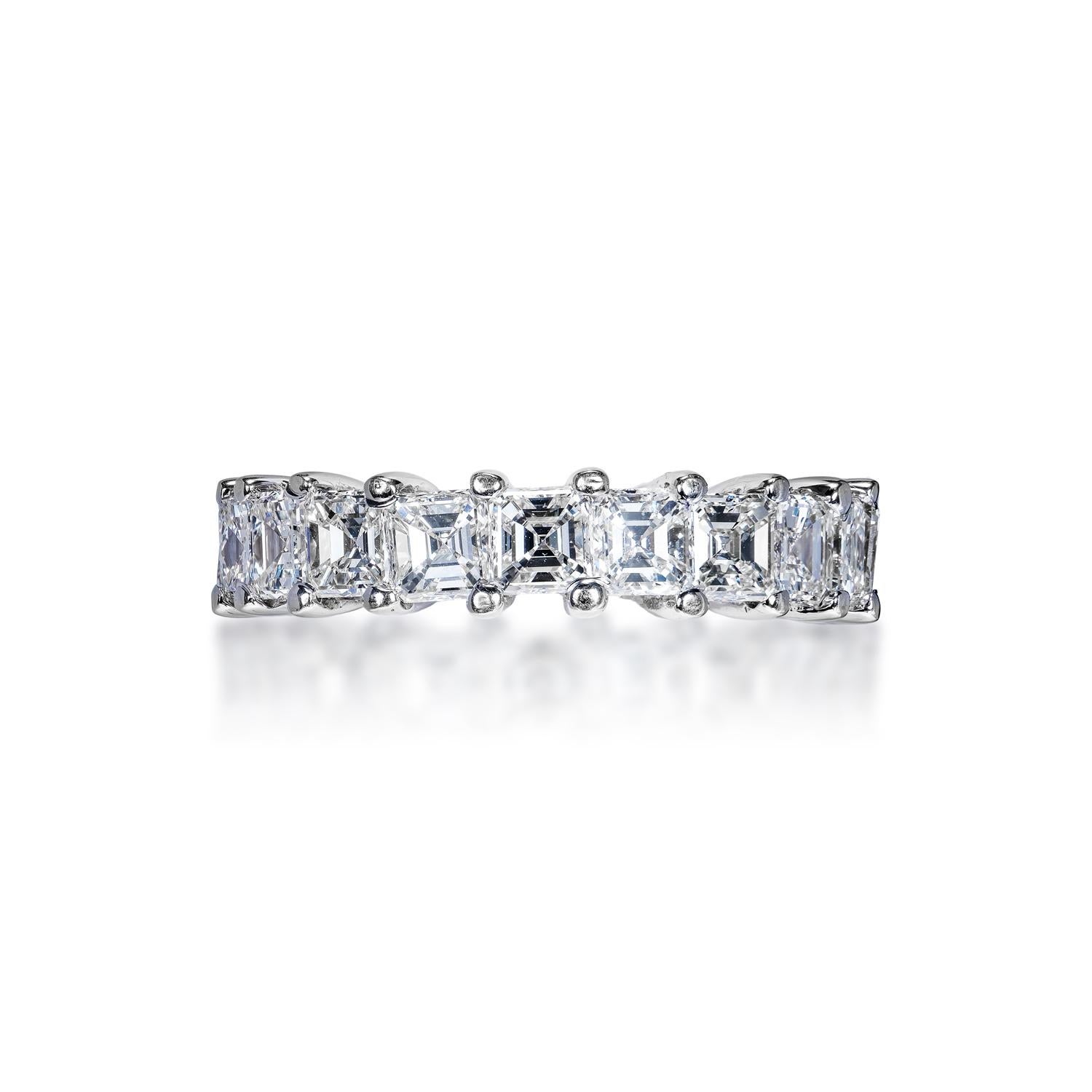 4 Karat Asscher-Schliff Diamant-Eternity-Ring, zertifiziert im Zustand „Neu“ im Angebot in New York, NY