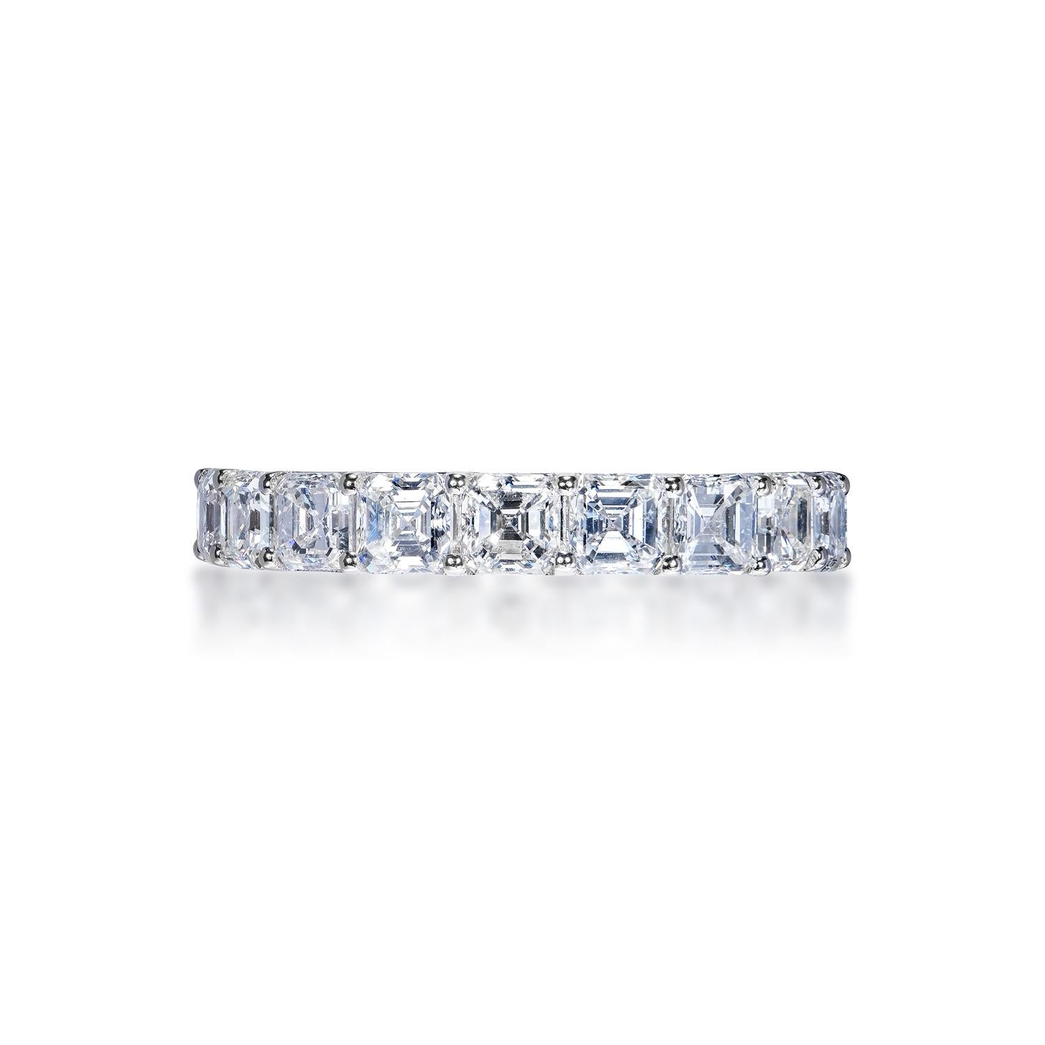 4 Karat Asscher-Schliff Diamant-Eternity-Ring, zertifiziert im Zustand „Neu“ im Angebot in New York, NY