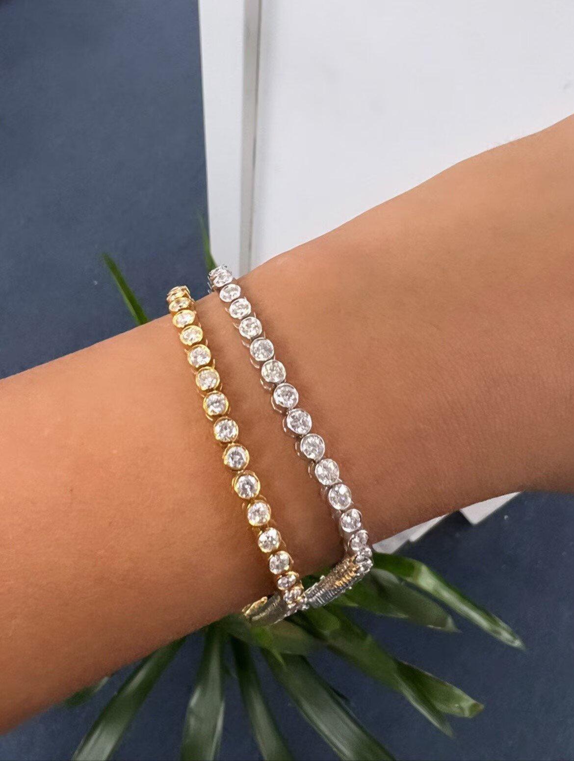 Schön gearbeiteter Diamant  Armbänder   
Fachmännisch in 14K gefasst 
Form des Diamanten: Rund
Farbe des Diamanten: G/H
Qualität : VS2-SI
Diamant Gewicht: 4 Karat
Halskette Länge: 7 Zoll
Kann personalisiert werden: Nein
Auf Bestellung