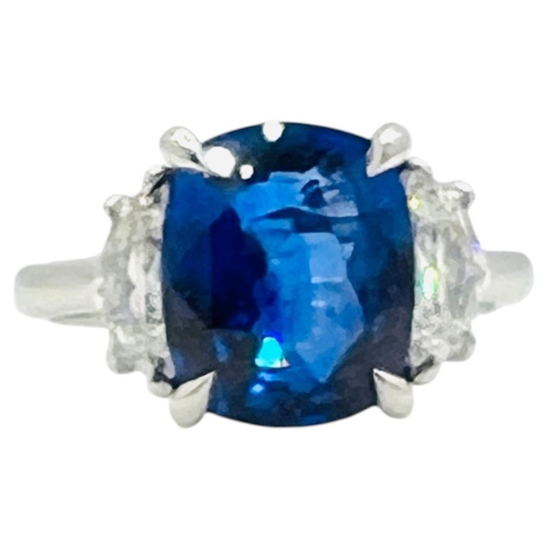 Ring mit 4 Karat blauem Saphir und weißem Cadillac-Diamanten aus 18 Karat Weißgold im Angebot