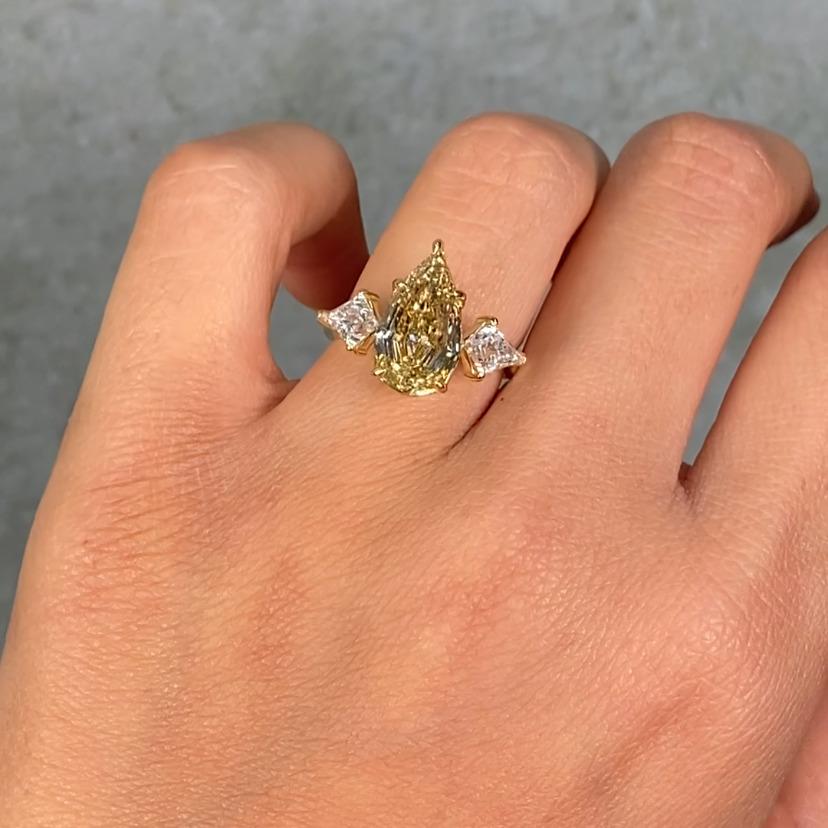 Moderno Anello a tre pietre con diamante a forma di pera da 4 carati in champagne in vendita