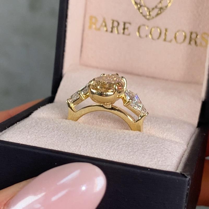 Taglio a goccia Anello a tre pietre con diamante a forma di pera da 4 carati in champagne in vendita
