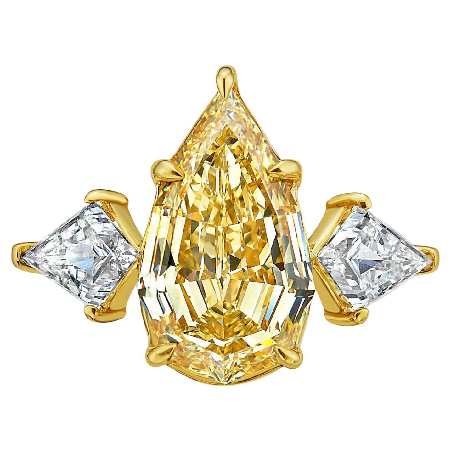 Anello a tre pietre con diamante a forma di pera da 4 carati in champagne in vendita