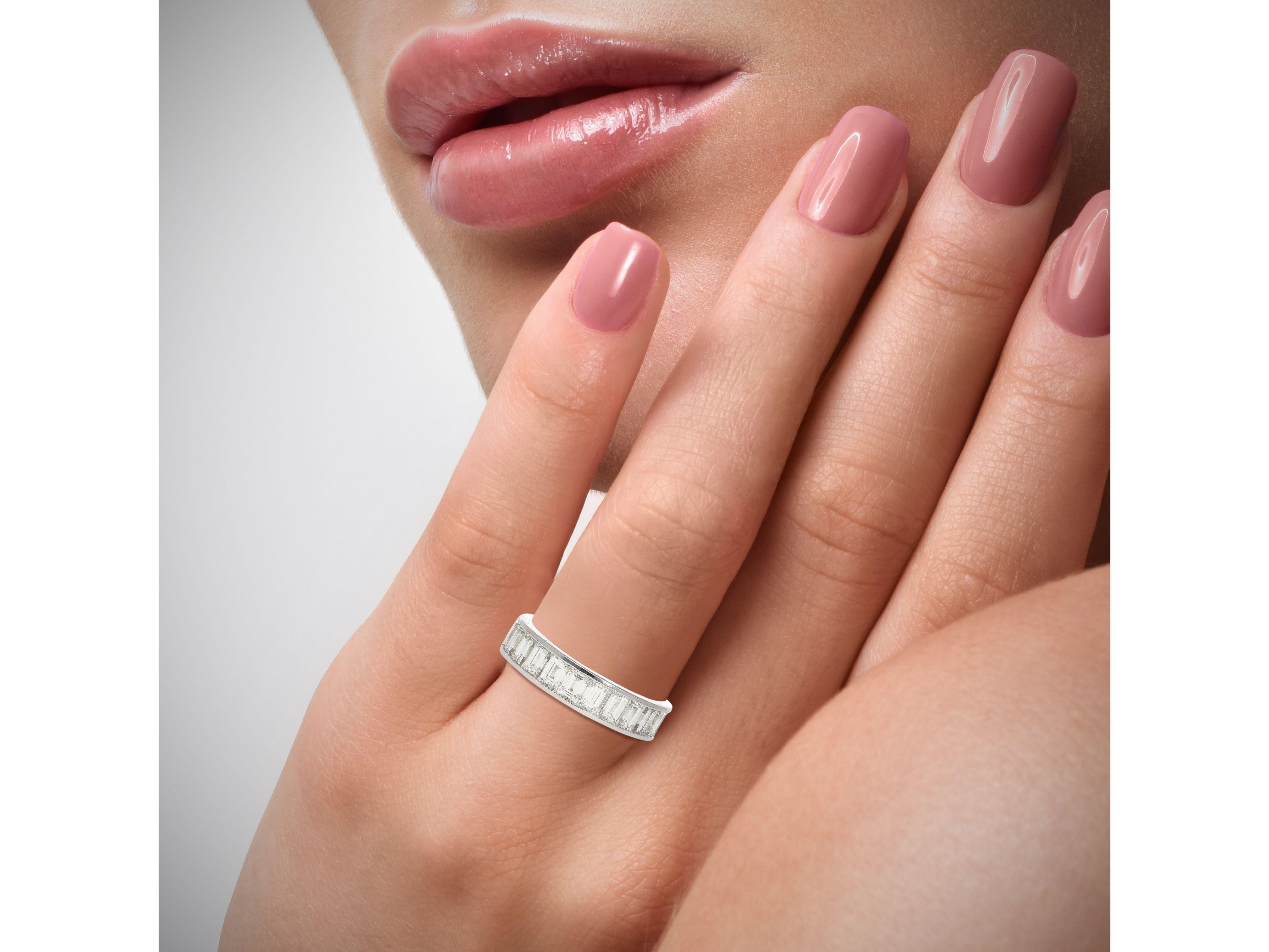 Alliance en platine 950 avec diamants taille baguette sertis en rail de 4 carats  en vente 1