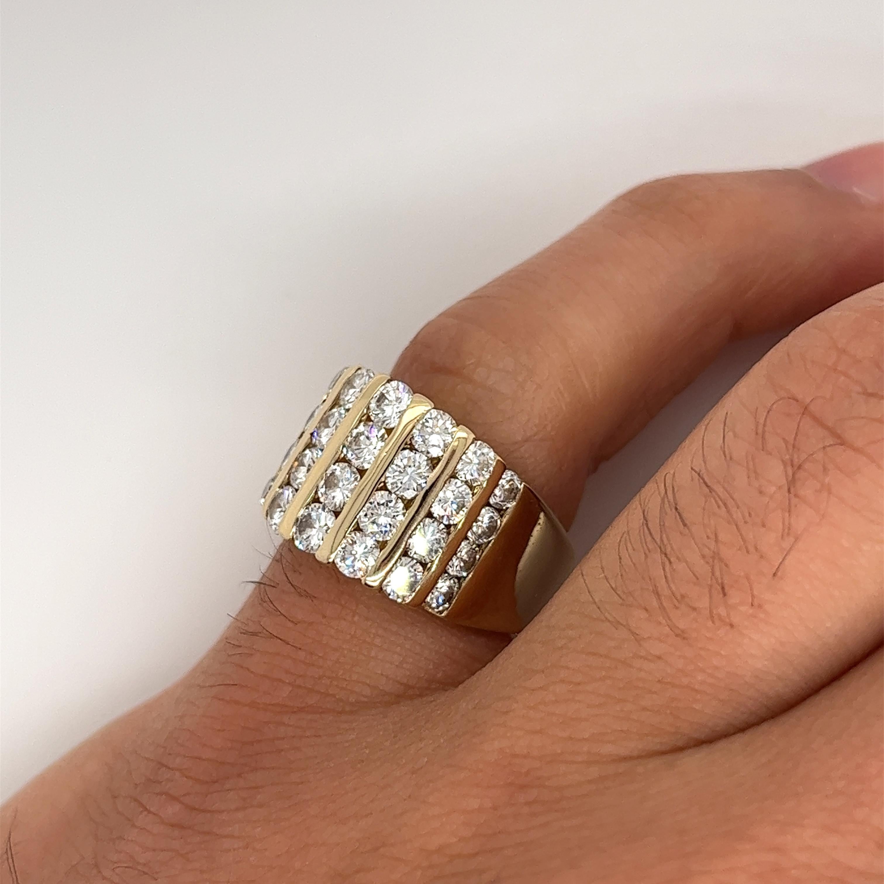 En vente :  Bague grappe de diamants taille ronde sertie en canal de 4 carats en or jaune 14 carats 2