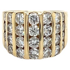 Anillo en racimo de diamantes de corte redondo engastados en canal de 4 quilates en oro amarillo de 14 quilates