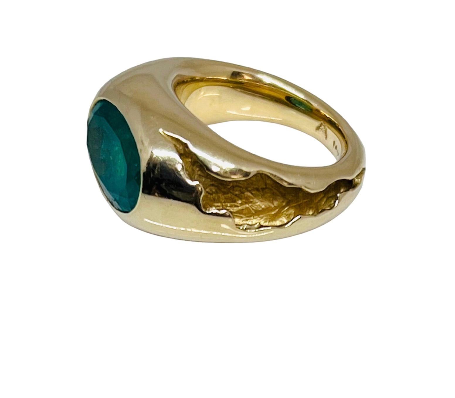 4 Karat kolumbianischer Smaragdring aus 18 Karat Gelbgold (Ovalschliff) im Angebot