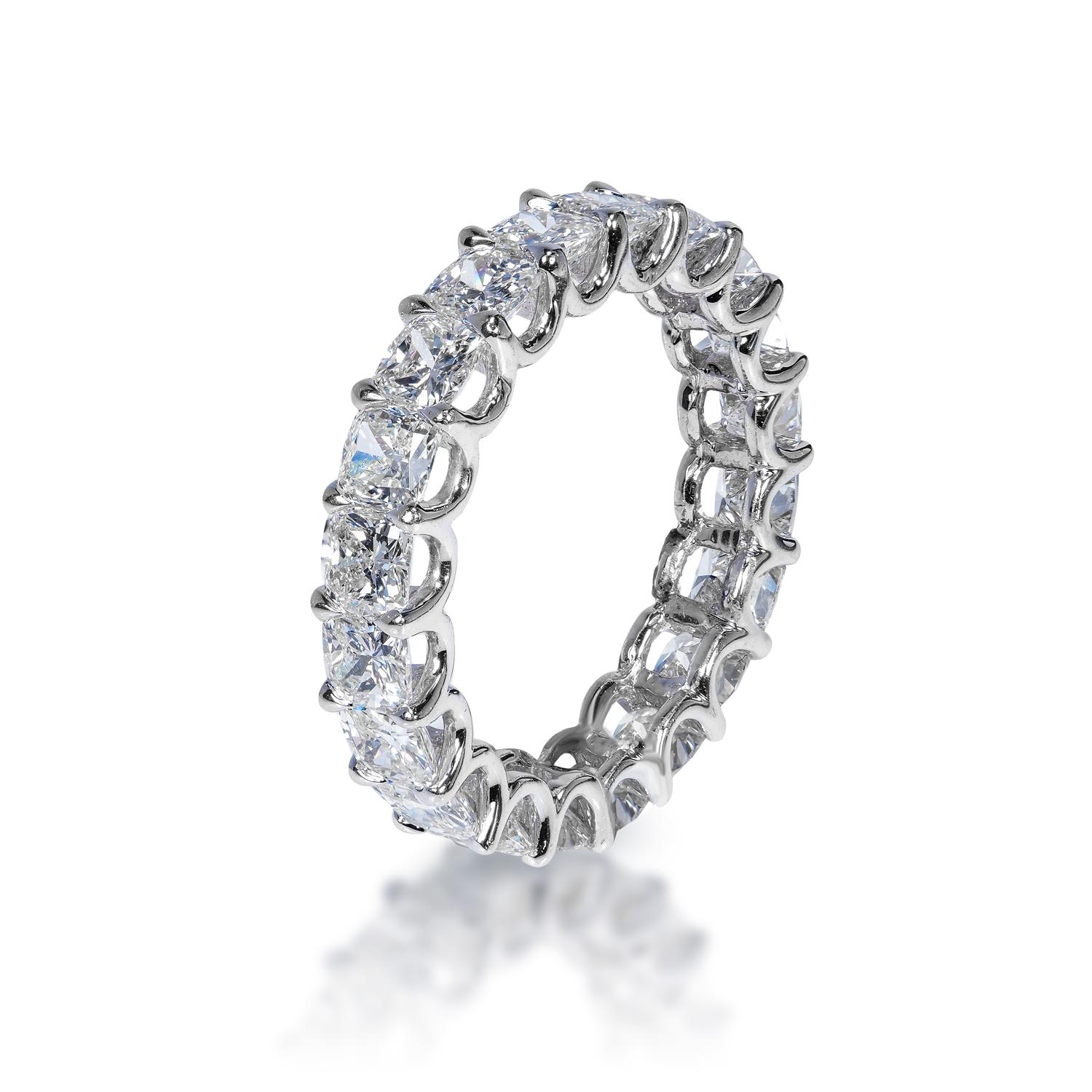 Les diamants :
Poids en carats : 3,93 carats
Style : Coupe coussin

Cadre : Forme en U à tenons partagés 
Métal : or blanc 18 carats

Poids total en carats: : 3.93 Carats