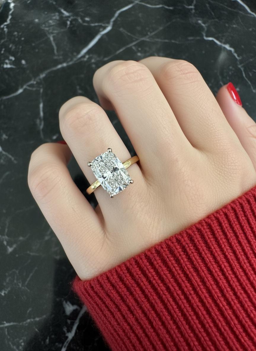 Taille coussin Bague de fiançailles en platine et jaune 18 carats avec un diamant de 4 carats taille coussin G VS2 en vente