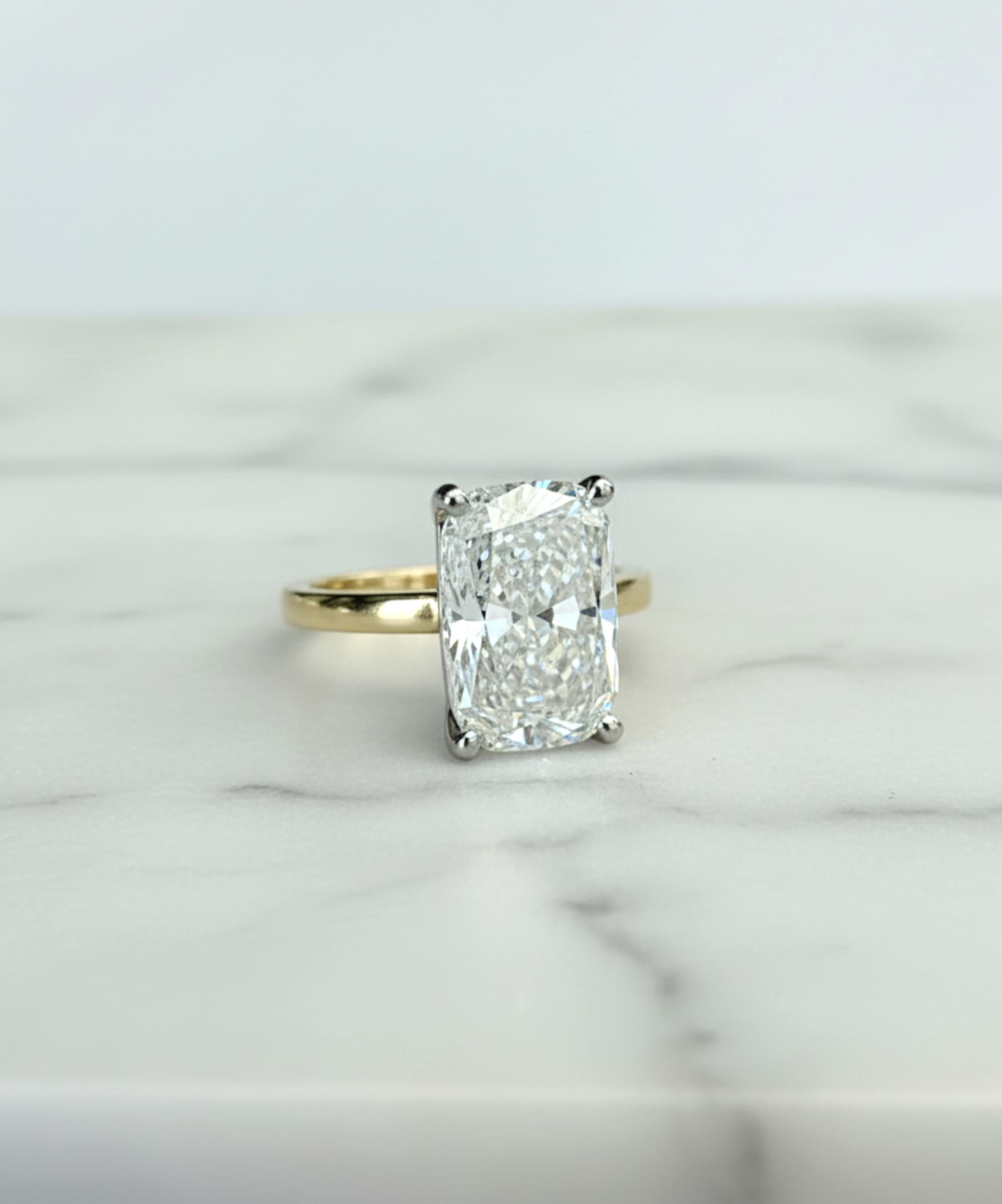 Bague de fiançailles en platine et jaune 18 carats avec un diamant de 4 carats taille coussin G VS2 Unisexe en vente