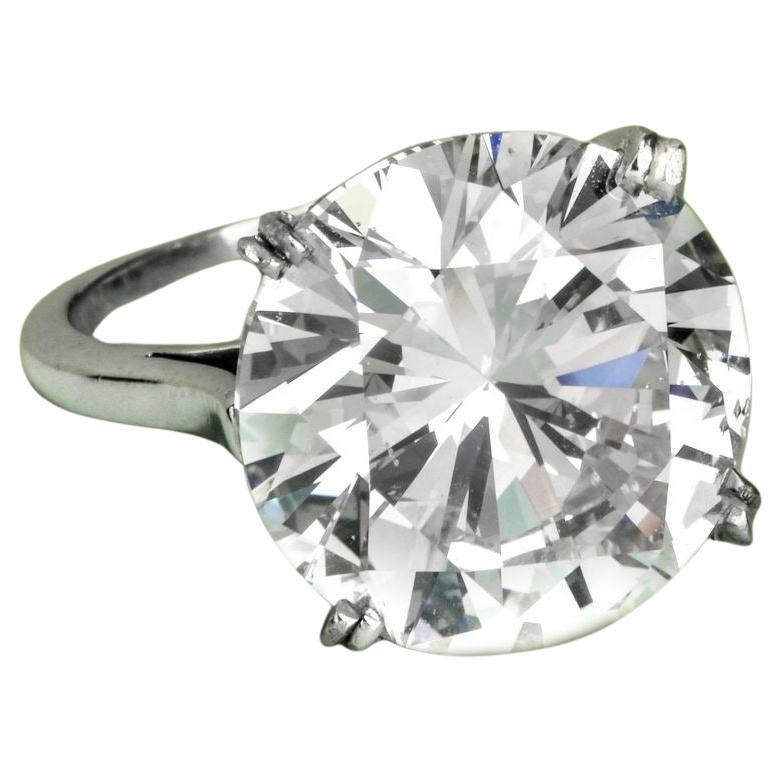 Il y a des diamants de beauté et des diamants de légende. Cette bague en diamant rond brillant Golconda de 4 carats D Flawless Type IIA appartient à la catégorie la plus convoitée dans le monde de la haute joaillerie, une classe de diamants qui