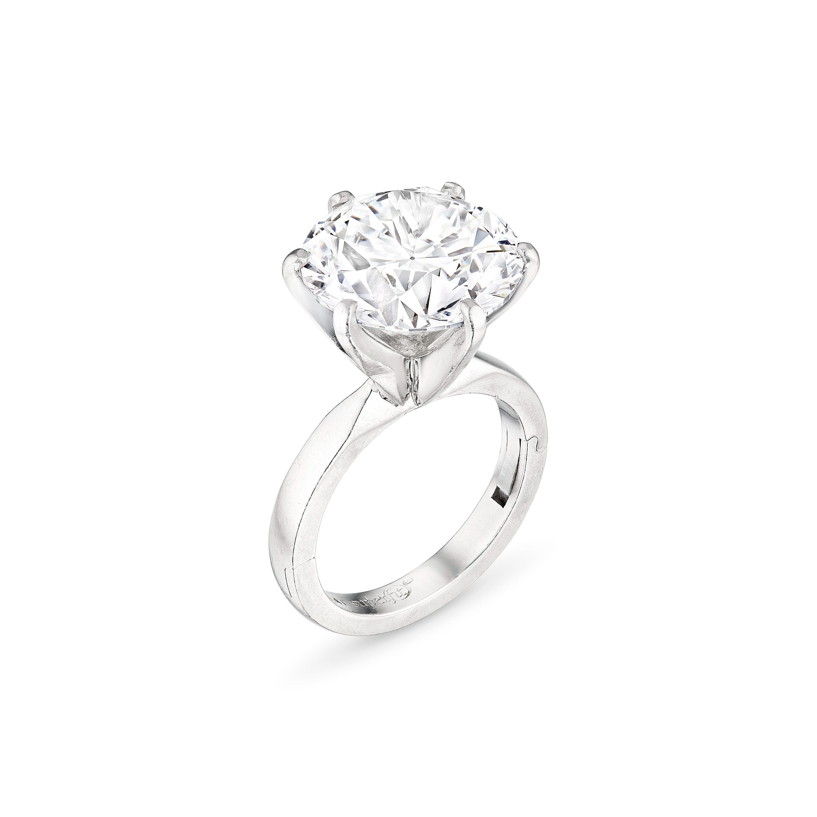 Anello con diamante brillante rotondo da 4 carati D VVS Tipo IIA  Un capolavoro di purezza In condizioni Nuovo in vendita a Mumbai, IN