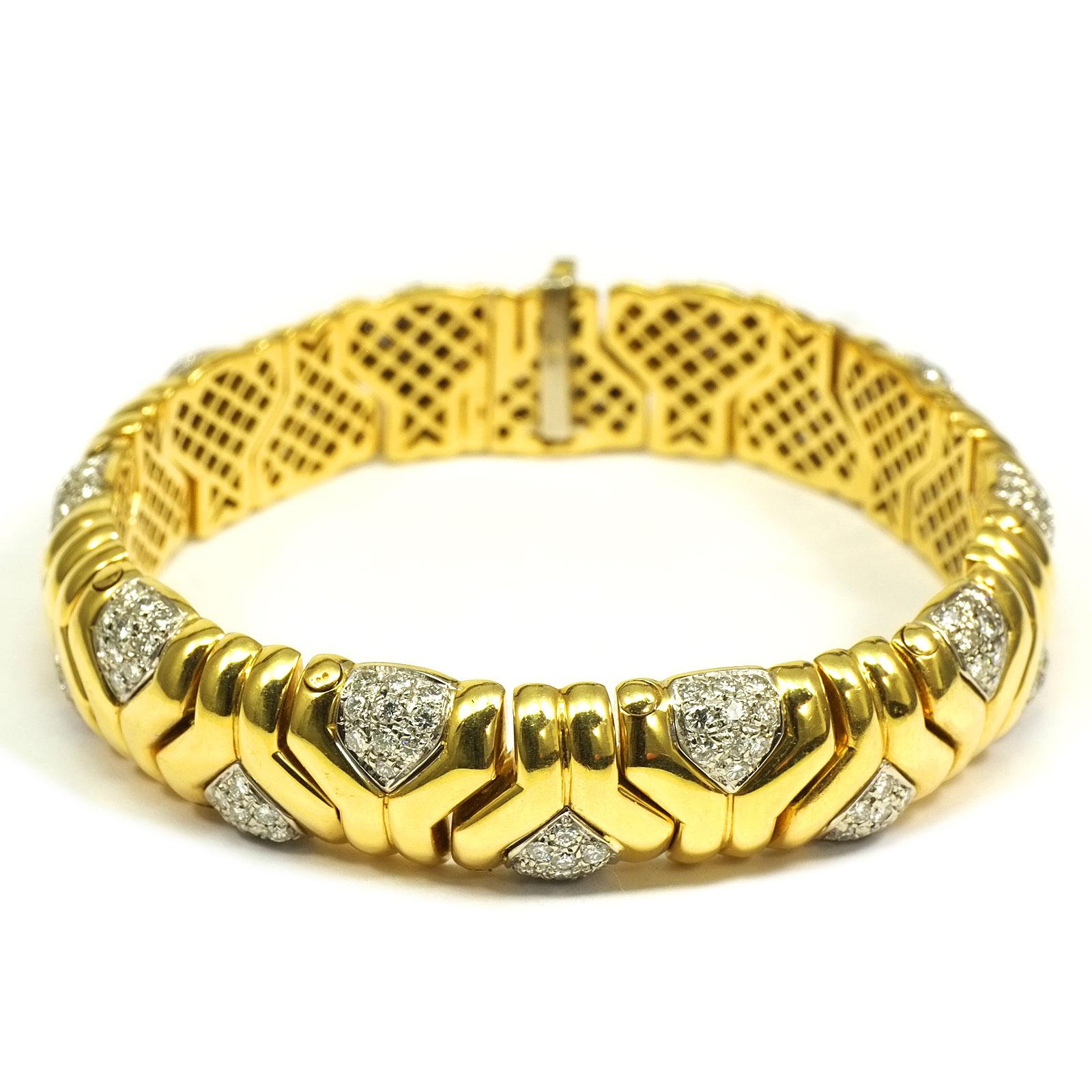 bracelet à maillons fantaisie en or jaune 18 carats avec diamants 4 carats

Un bracelet à maillons élégant et sportif avec un décor géométrique. 200 diamants brillants d'un total de 4 ct ornent les différents segments. Les diamants sont sertis dans