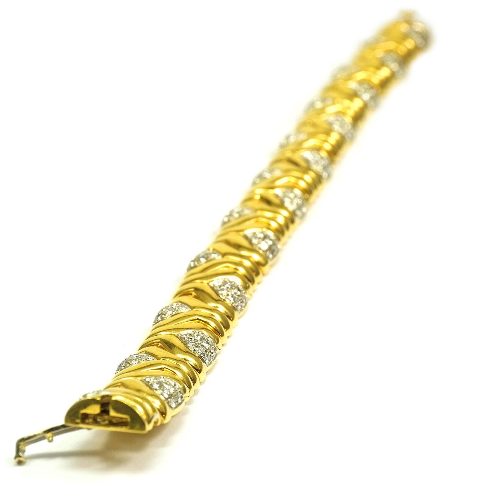 Brilliant Cut 4 Carat Diamond 18 Karat Yellow Gold Fancy Link Bracelet For Sale