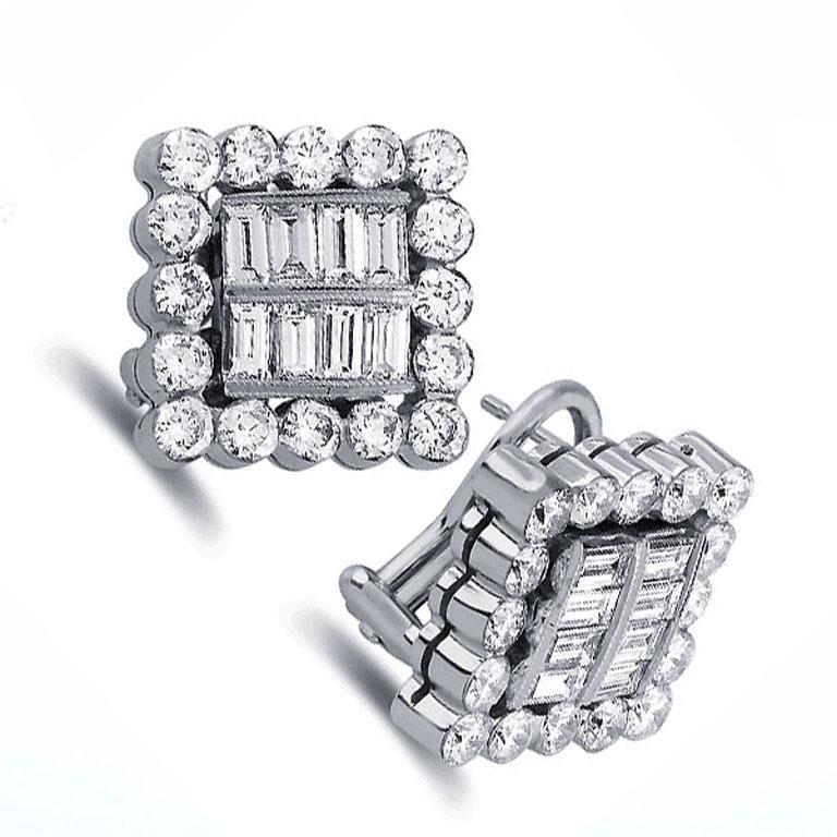 Questi splendidi orecchini di diamanti da 4,12 carati di peso totale presentano un design sofisticato e senza tempo, che li rende un'aggiunta perfetta a qualsiasi collezione di gioielli. Realizzato in lussuoso oro bianco 18 carati, ogni orecchino è