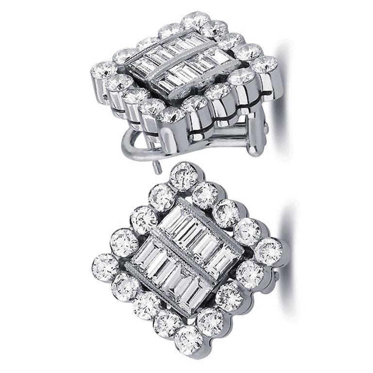 Questi splendidi orecchini di diamanti da 4,12 carati di peso totale presentano un design sofisticato e senza tempo, che li rende un'aggiunta perfetta a qualsiasi collezione di gioielli. Realizzato in lussuoso oro bianco 18 carati, ogni orecchino è