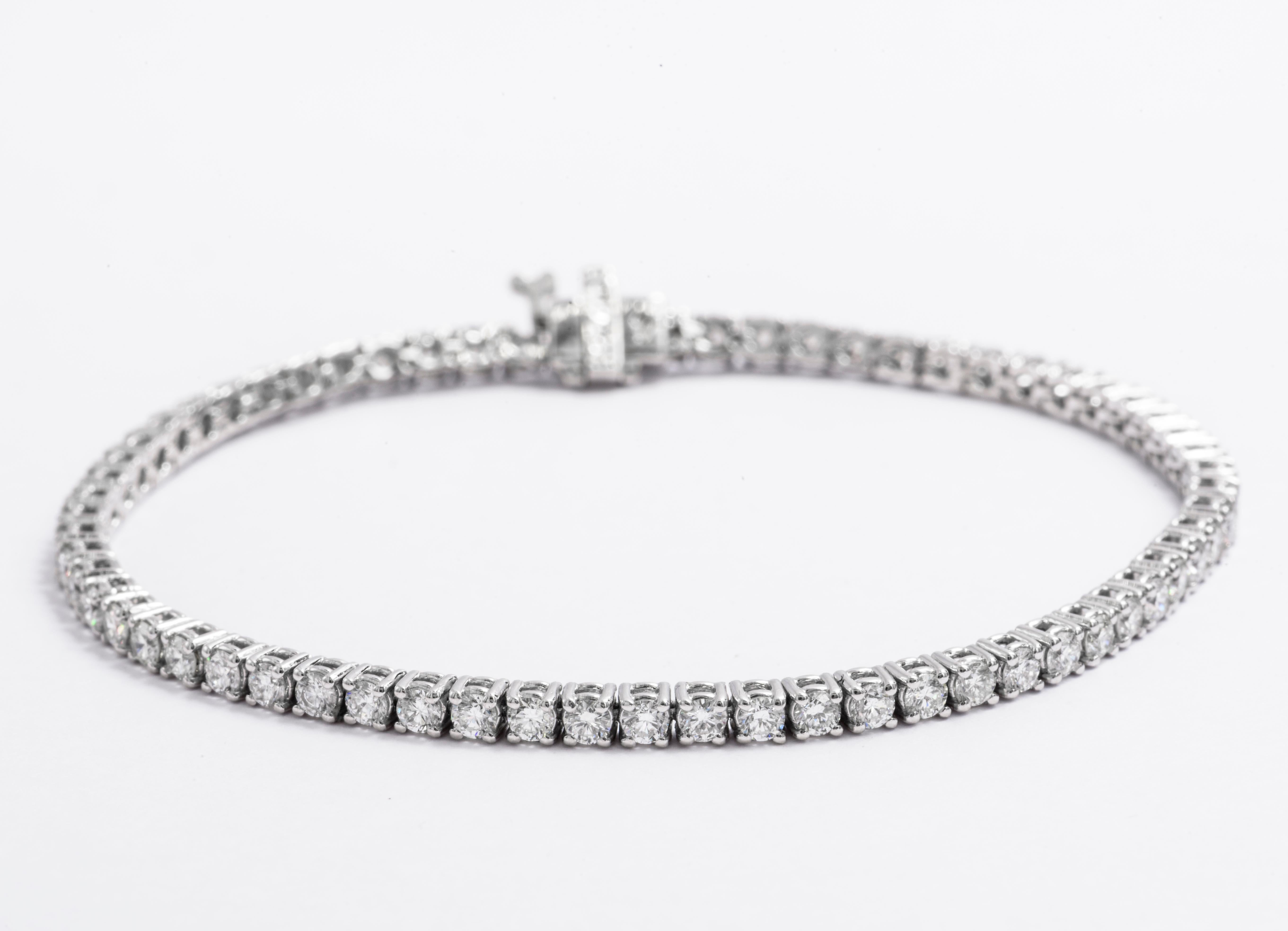 Taille ronde Bracelet tennis en or blanc 14 carats avec diamants de 4 carats, d'une valeur moyenne de 0,07 carat en vente