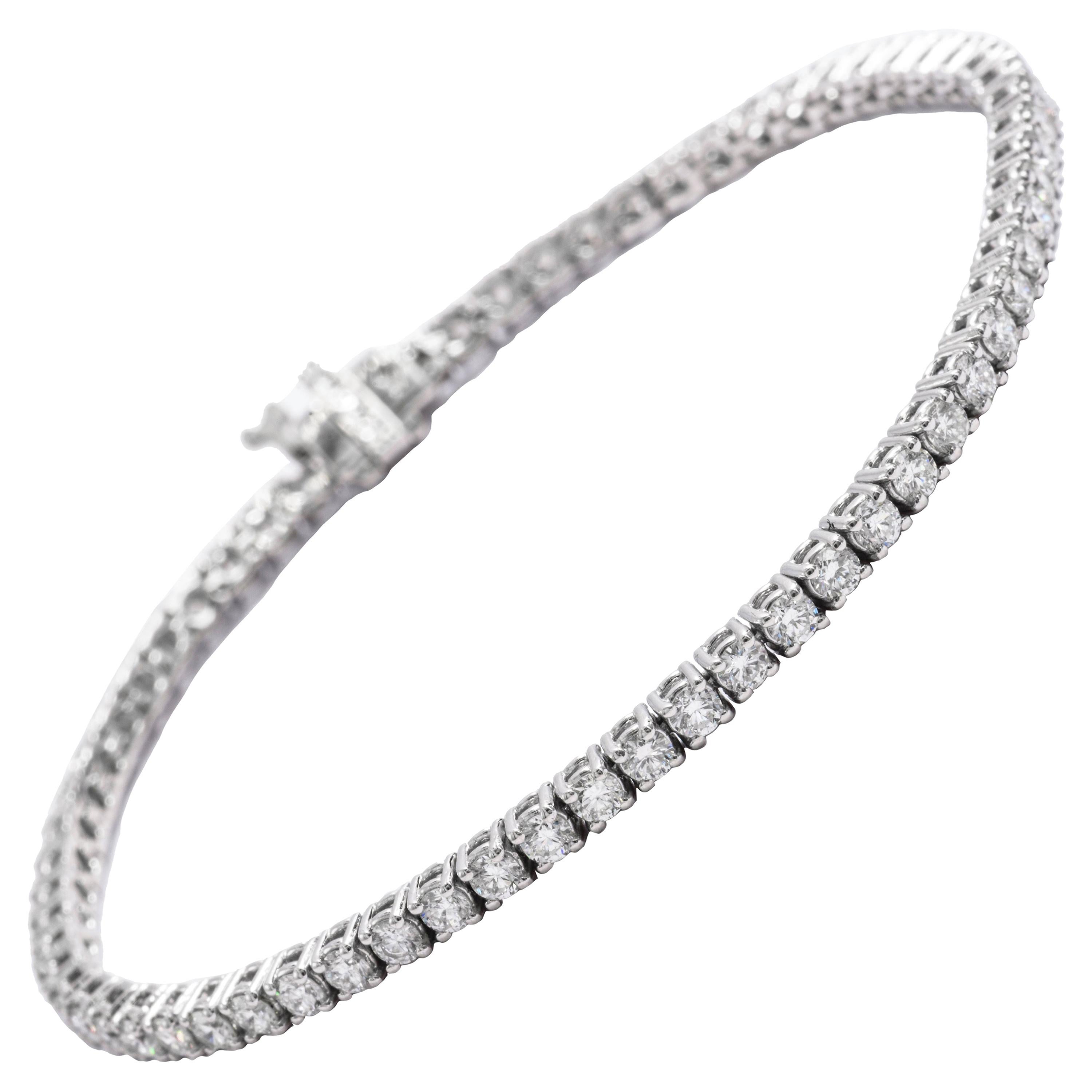 Bracelet tennis en or blanc 14 carats avec diamants de 4 carats, d'une valeur moyenne de 0,07 carat en vente