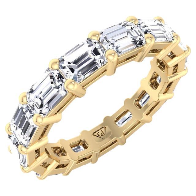 Fascia di eternità con diamanti taglio smeraldo da 4 carati da Est a Ovest in 18 carati di Gem Jewelers Co in vendita