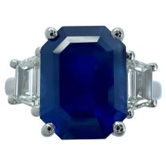Bague à trois pierres en platine avec saphir bleu de Ceylan taille émeraude de 4 carats et diamants