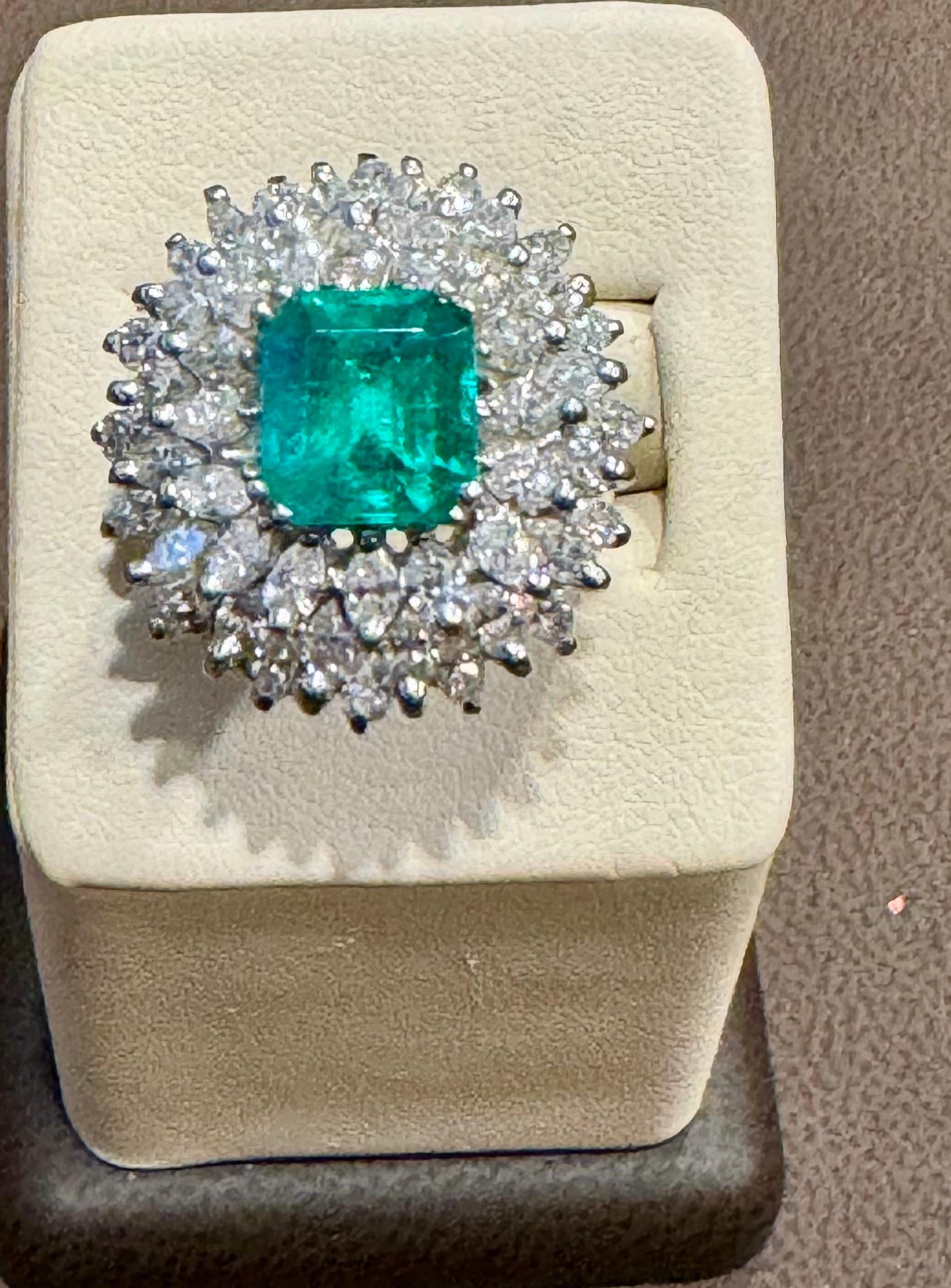 4 Carat Emerald Cut Colombian Emerald & 5.5 Ct Diamond Ring in Platinum Size 6 Excellent état - En vente à New York, NY