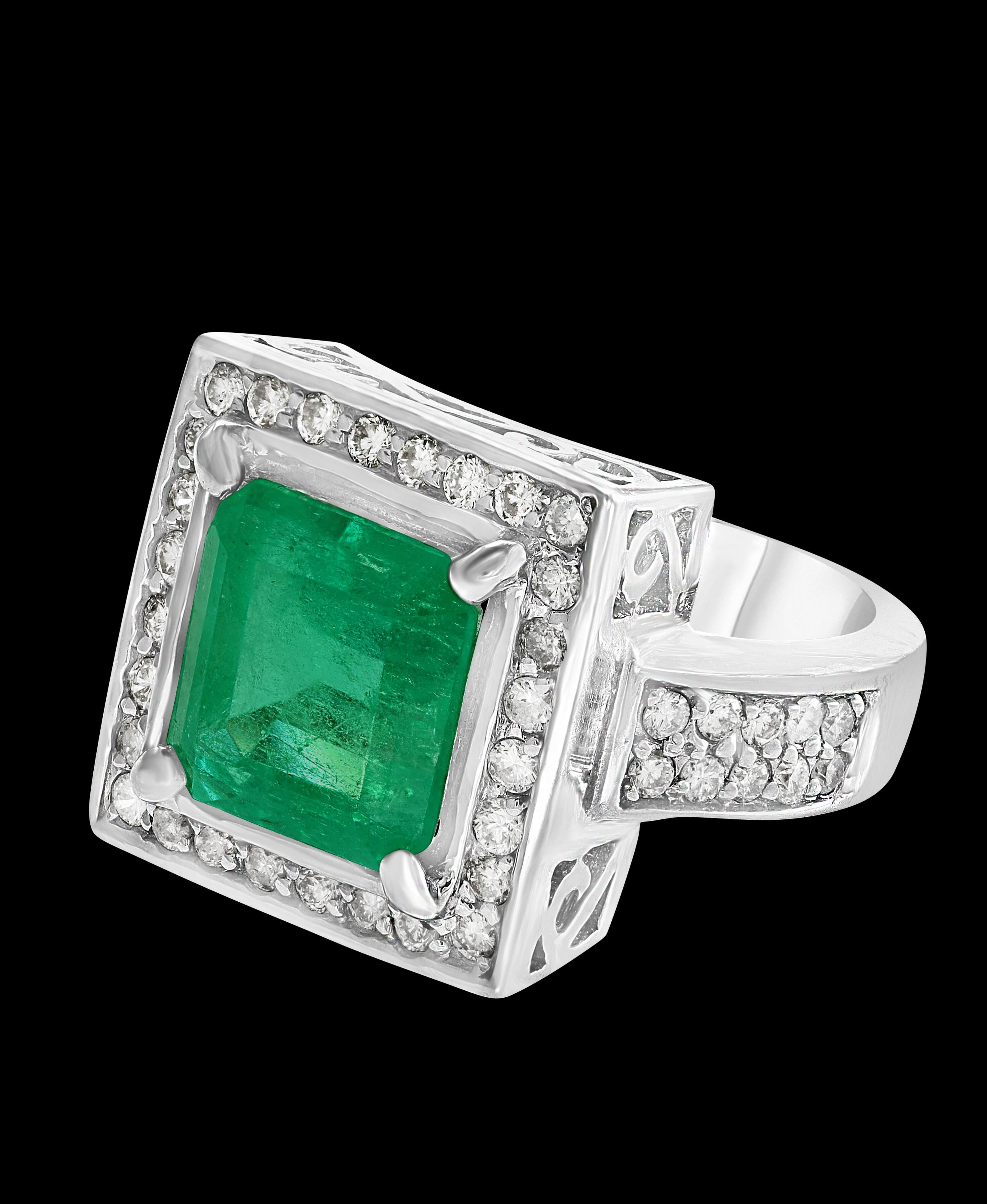 Bague de succession en or 14 carats avec émeraude de Colombie taille émeraude de 4 carats et diamants Excellent état - En vente à New York, NY