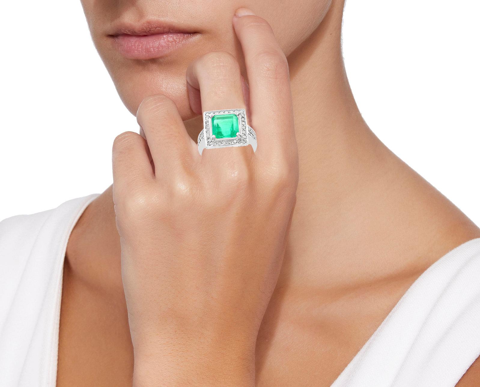 4 Carat Emerald Cut Colombian Emerald and Diamond Ring 14 Karat Gold Estate In Excellent Condition For Sale In New York, NY