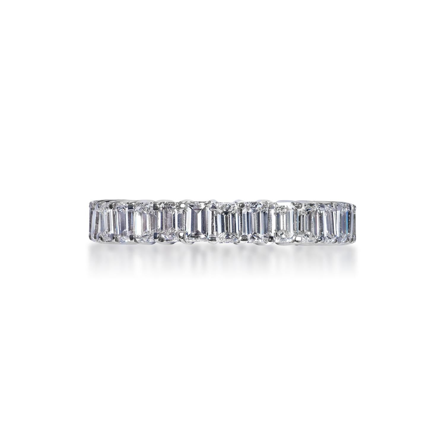 4 Karat Smaragdschliff Diamant-Eternity-Ring zertifiziert im Zustand „Neu“ im Angebot in New York, NY