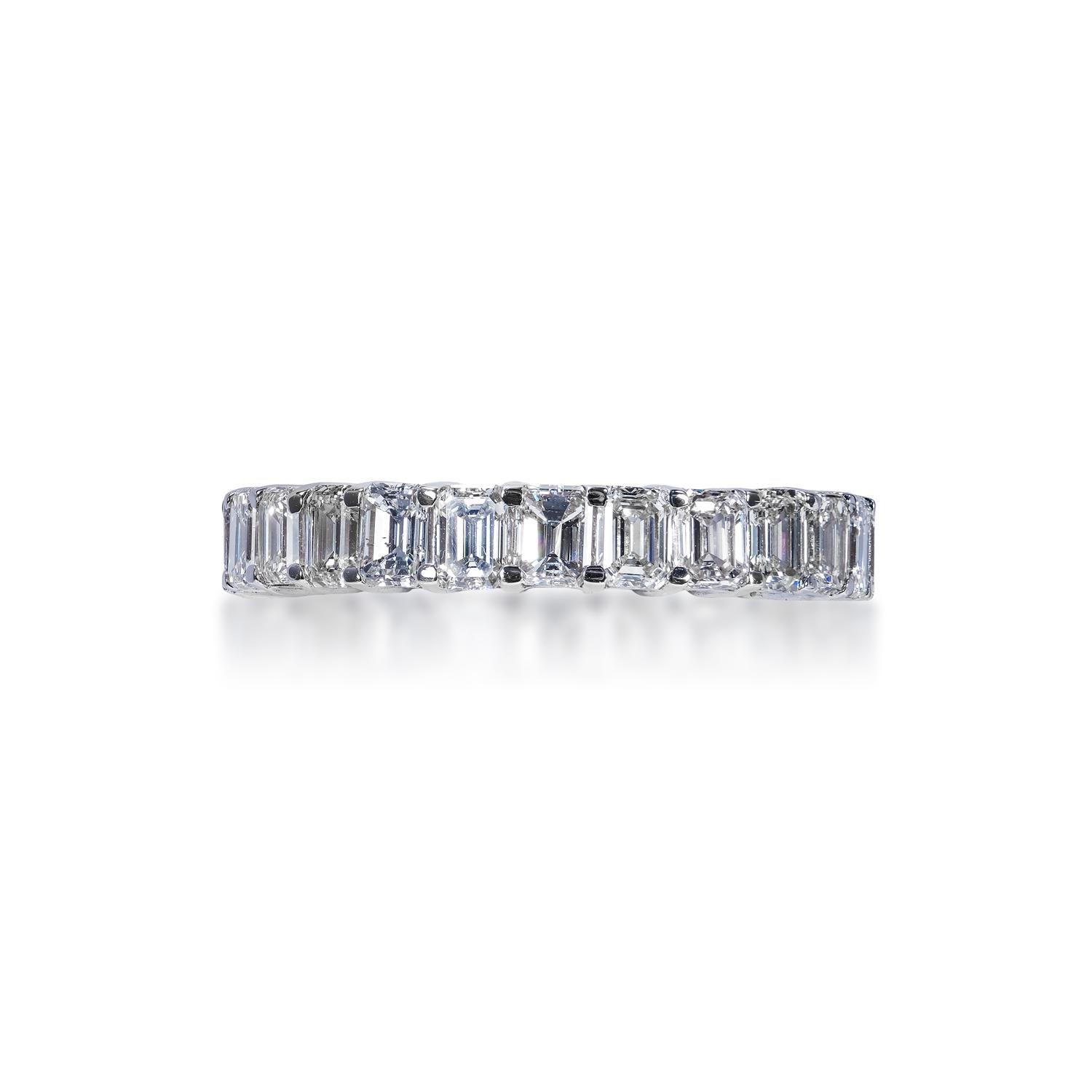 4 Carat Emerald Cut Diamond Eternity Band Certified In New Condition For Sale In New York, NY